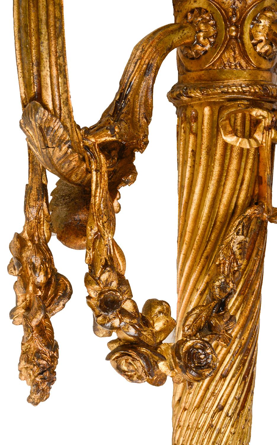 Bronze doré Paire d'appliques murales classiques en bronze doré de style Louis XVI du XIXe siècle en vente