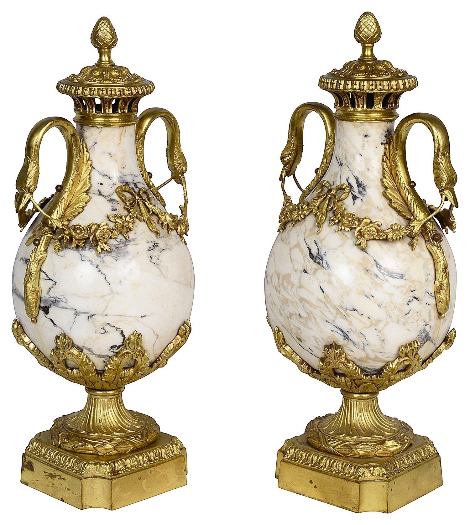 Louis XVI Paire d'urnes classiques du 19ème siècle en marbre et bronze doré en vente