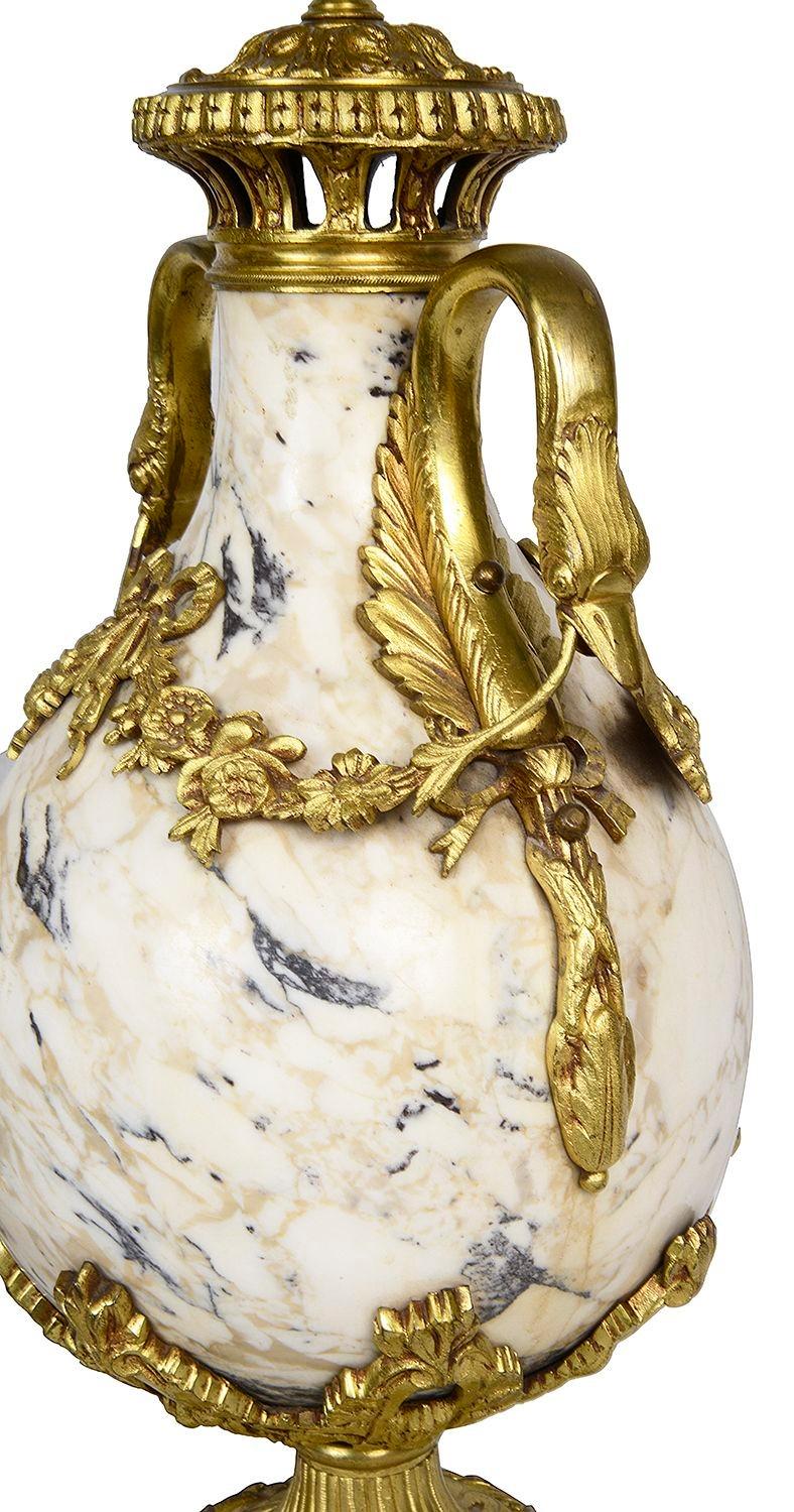Français Paire d'urnes classiques du 19ème siècle en marbre et bronze doré en vente