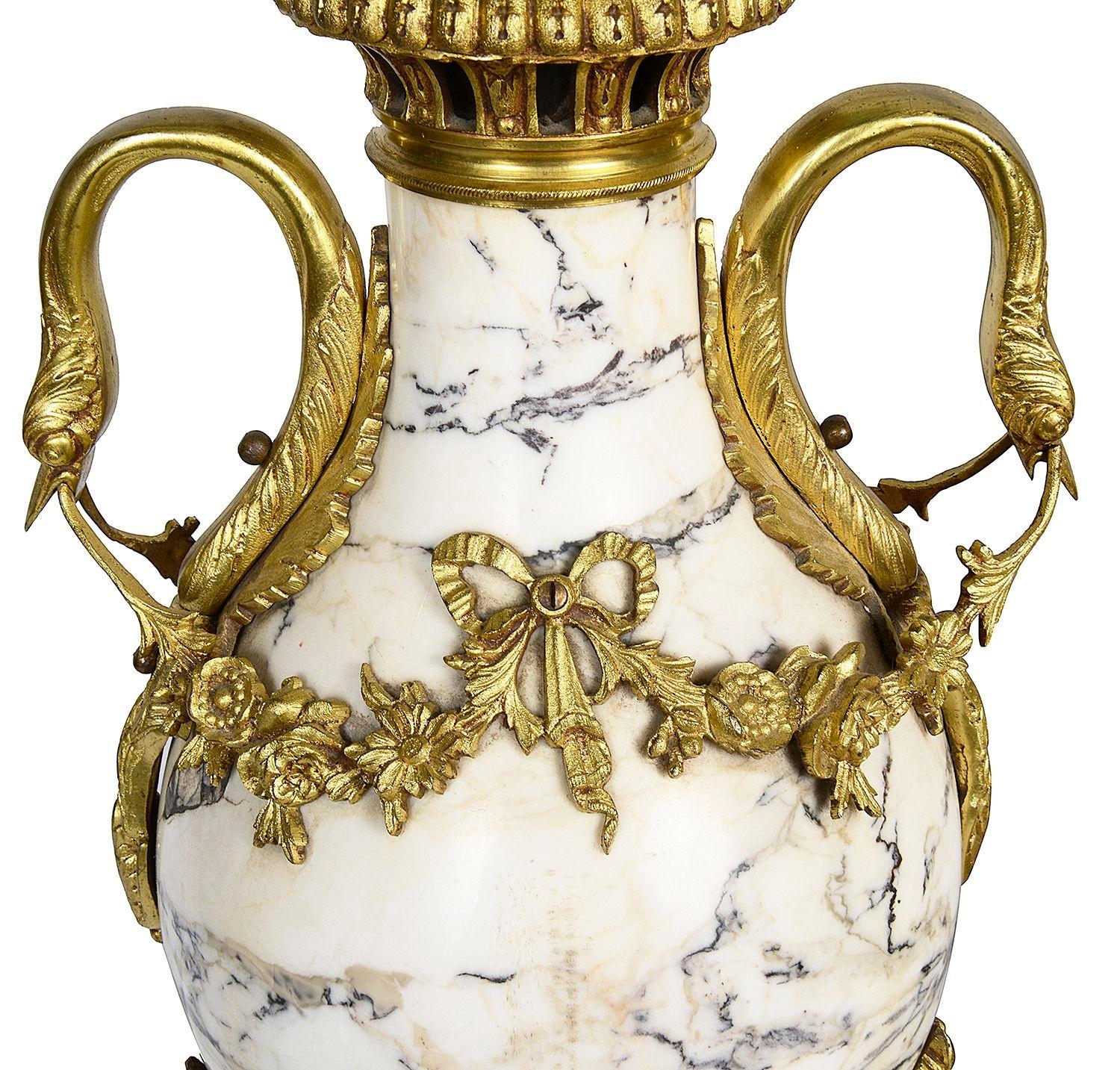 Bronze doré Paire d'urnes classiques du 19ème siècle en marbre et bronze doré en vente