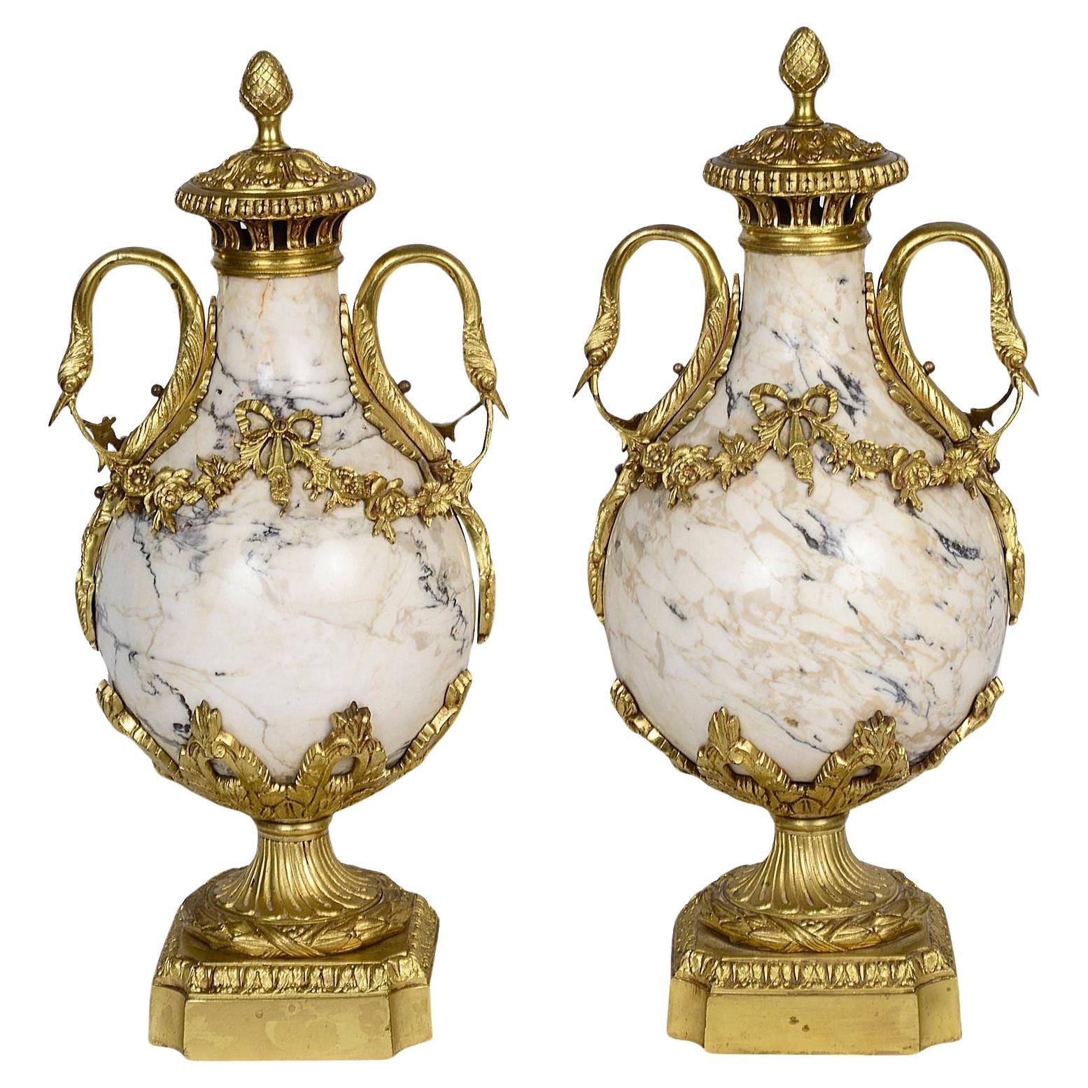 Paire d'urnes classiques du 19ème siècle en marbre et bronze doré