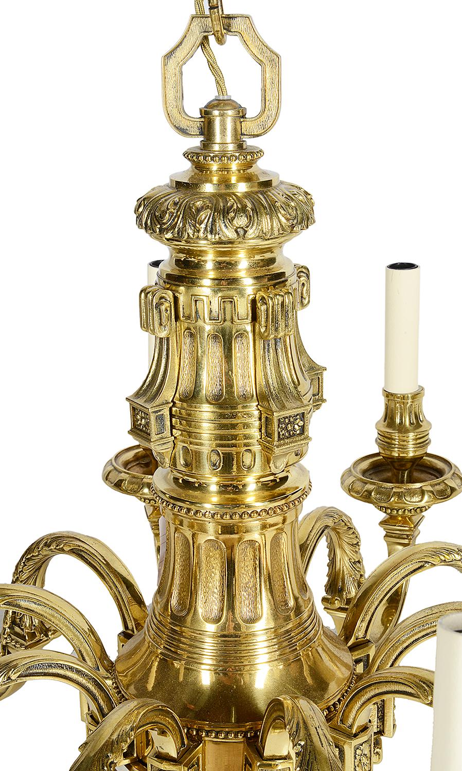 Klassische Goldbronze-Kronleuchter des 19. Jahrhunderts, Paar (Englisch) im Angebot