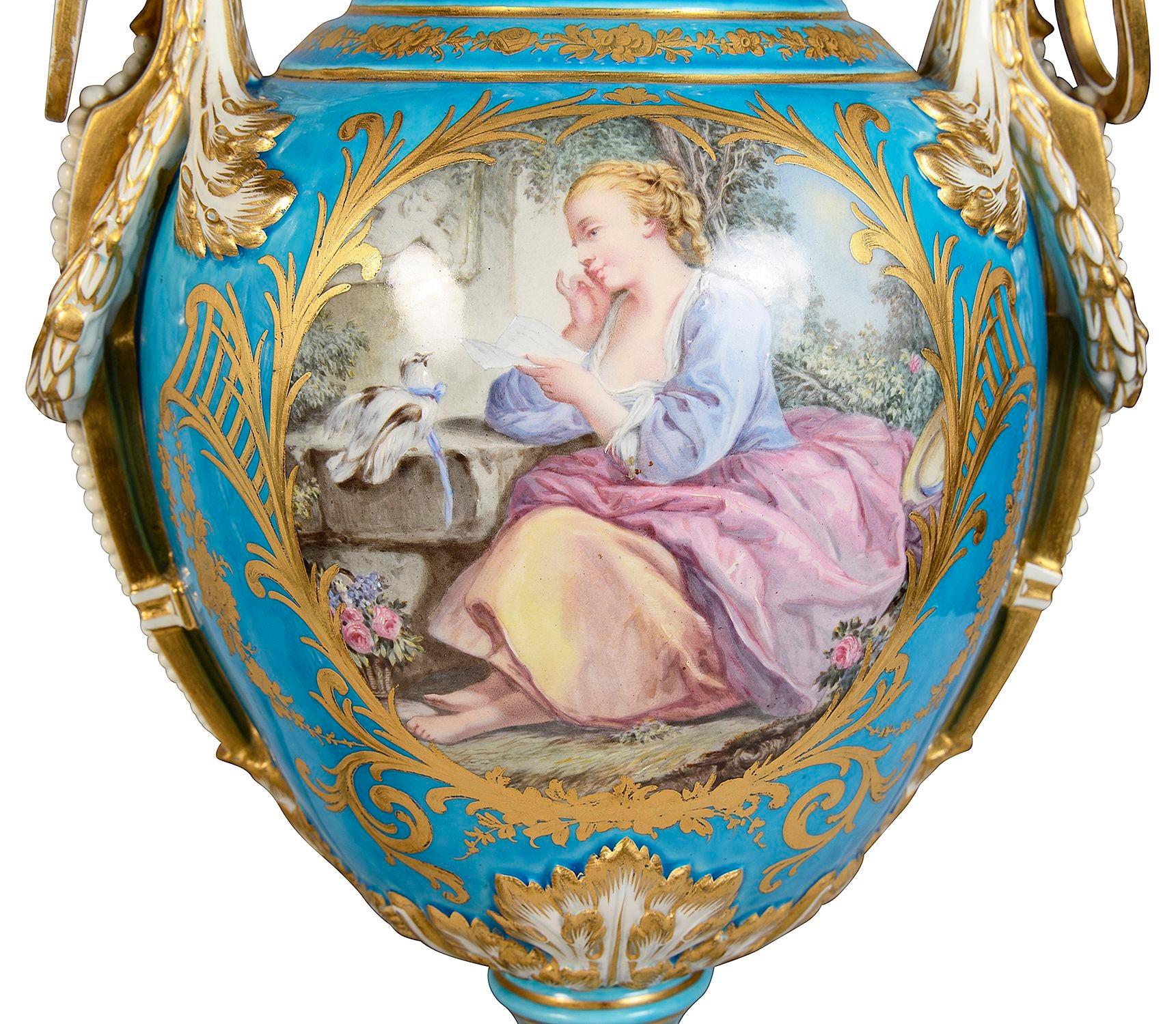 Paar Deckelvasen im klassischen Sèvres-Stil des 19. Jahrhunderts. (Handbemalt) im Angebot