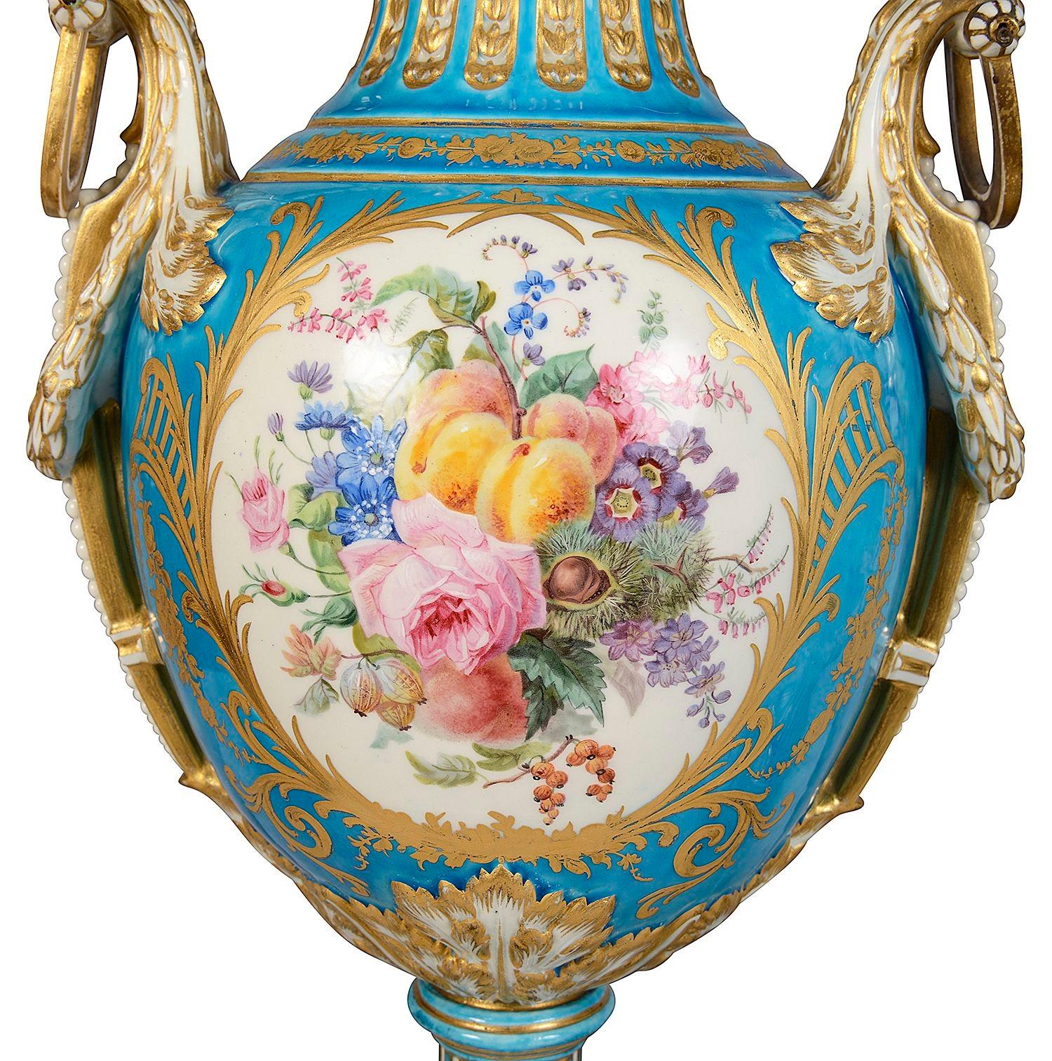 Porcellana Coppia di vasi con coperchio in stile Sevres classico del XIX secolo. in vendita