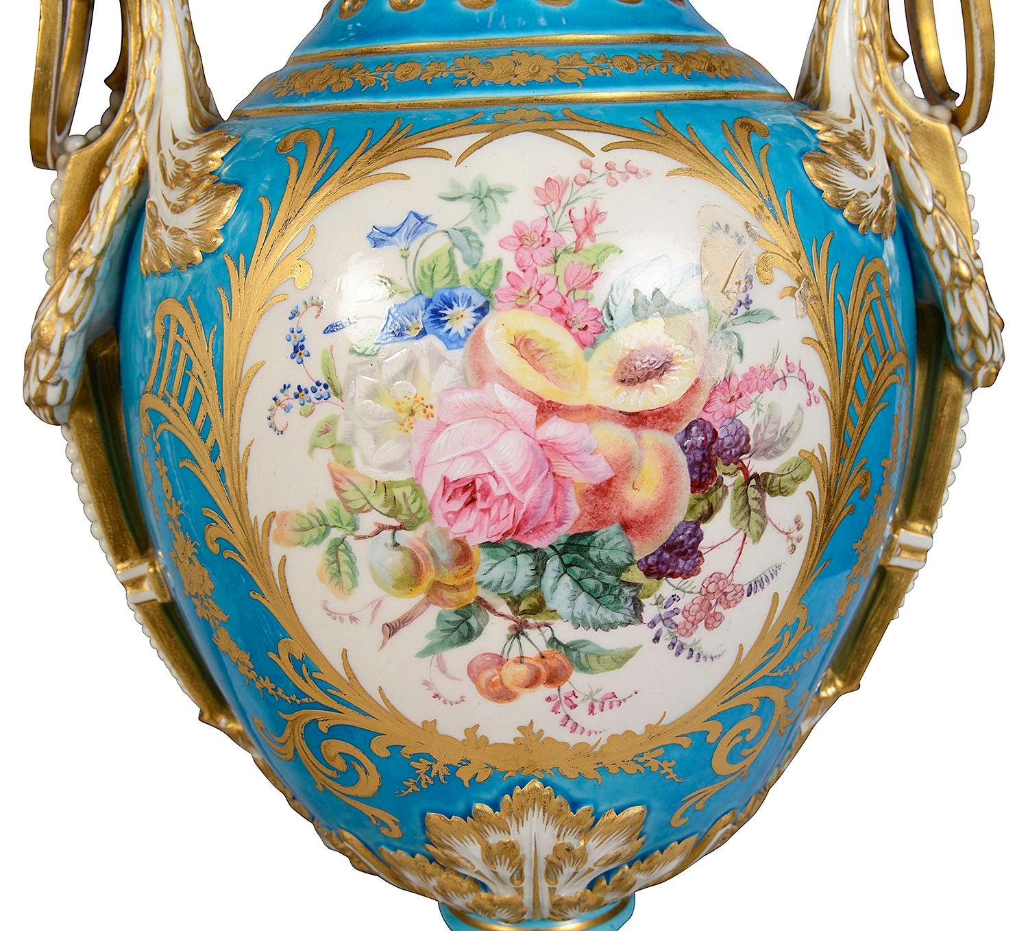 Coppia di vasi con coperchio in stile Sevres classico del XIX secolo. in vendita 1