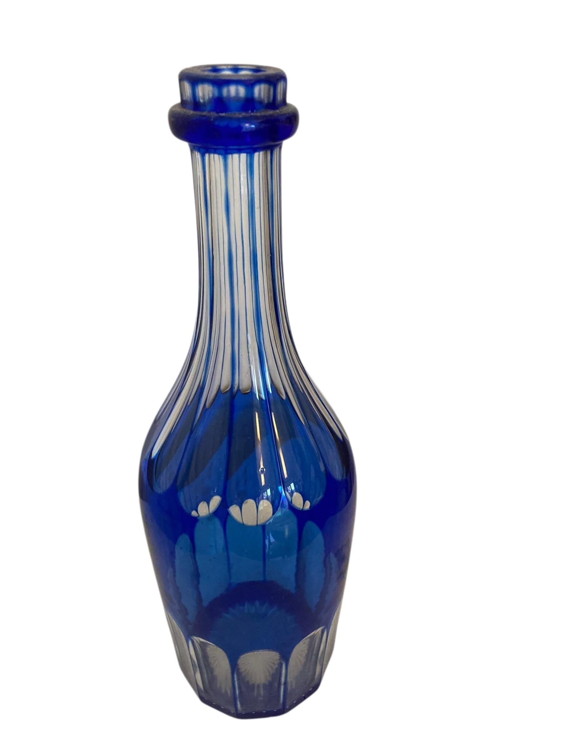 Paire de carafes ou de bouteilles de service en verre bleu cobalt du XIXe siècle, datant de 1860, destinées à être exposées. Ces bouteilles rares ont un aspect unique avec le design en verre taillé qui les distingue.

H : 29cm

Largeur de la base :