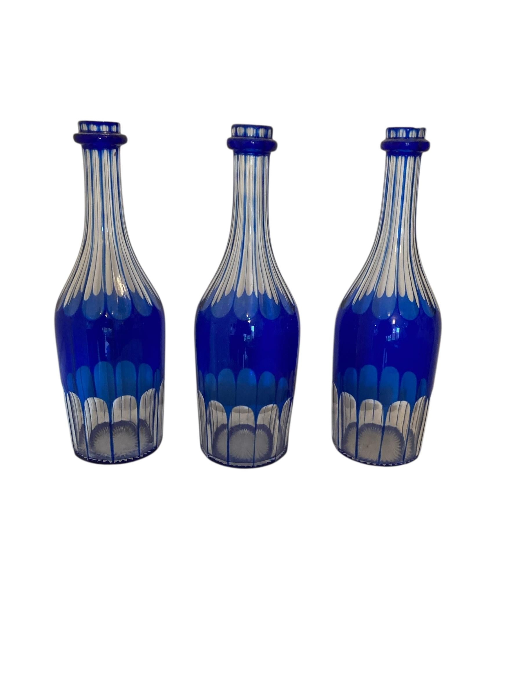 Art nouveau Paire de carafes ou de bouteilles de service en verre bleu cobalt du 19ème siècle, vers 1860 en vente