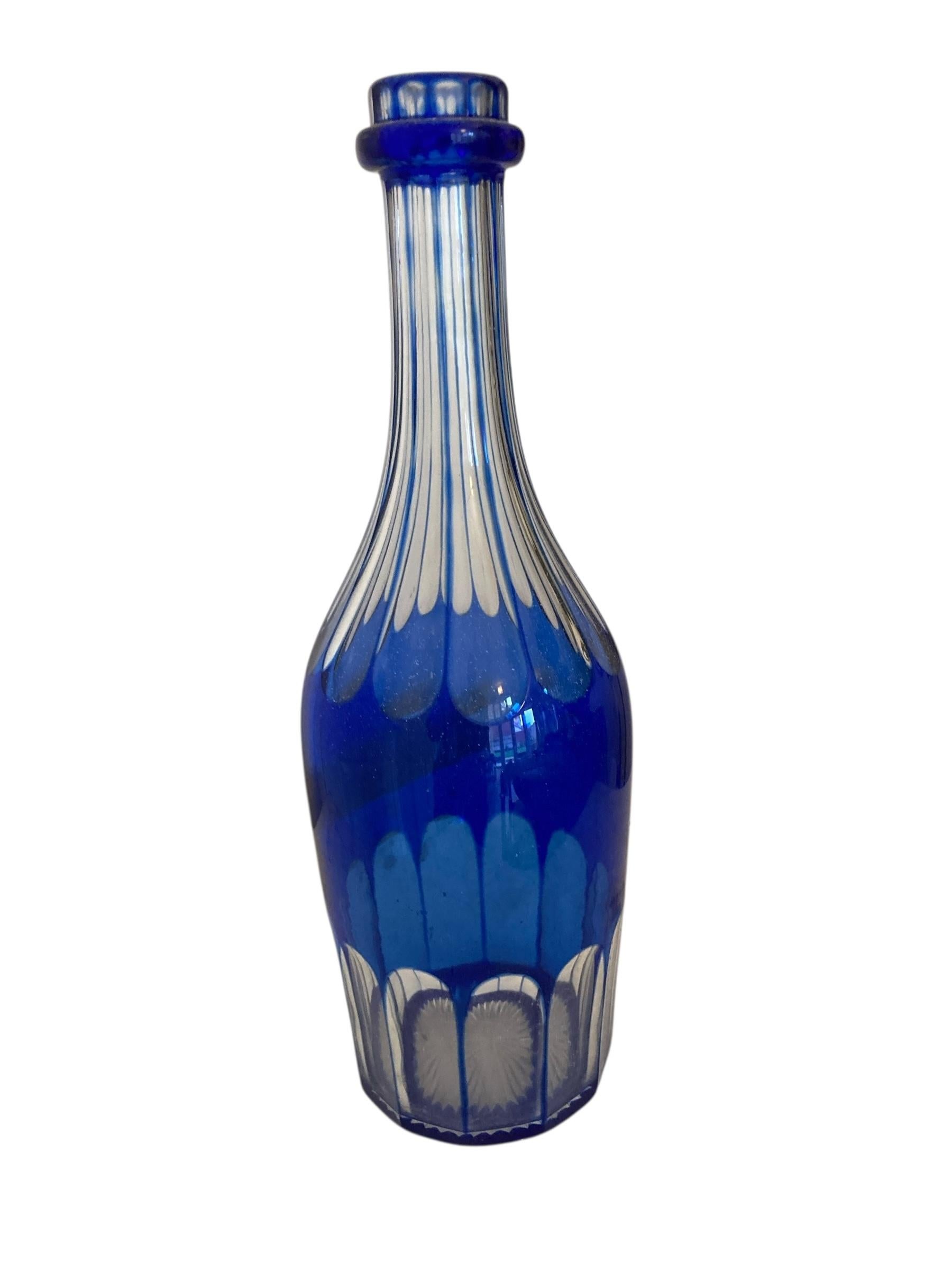 Britannique Paire de carafes ou de bouteilles de service en verre bleu cobalt du 19ème siècle, vers 1860 en vente