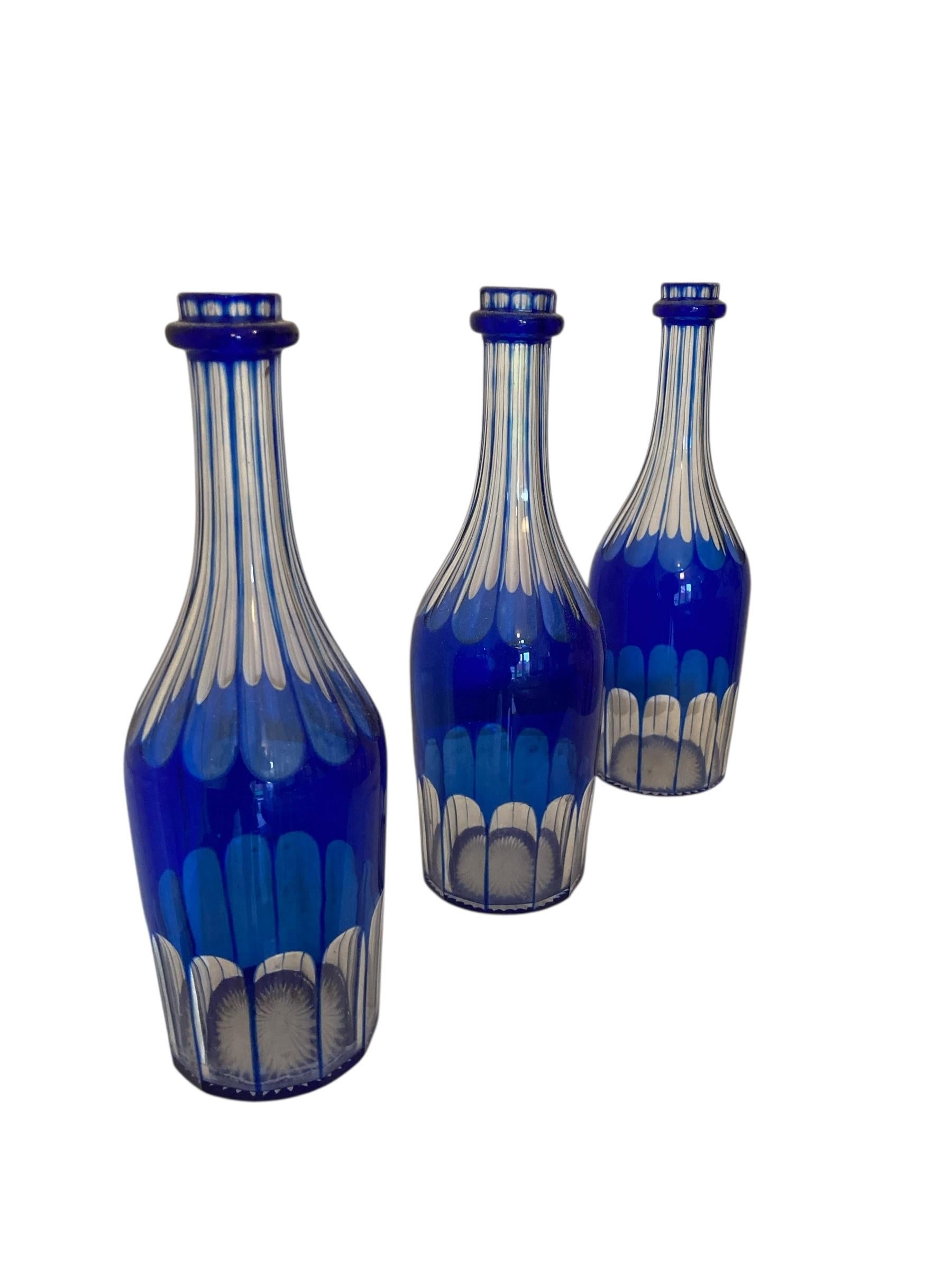 Paire de carafes ou de bouteilles de service en verre bleu cobalt du 19ème siècle, vers 1860 Bon état - En vente à Bishop's Stortford, GB