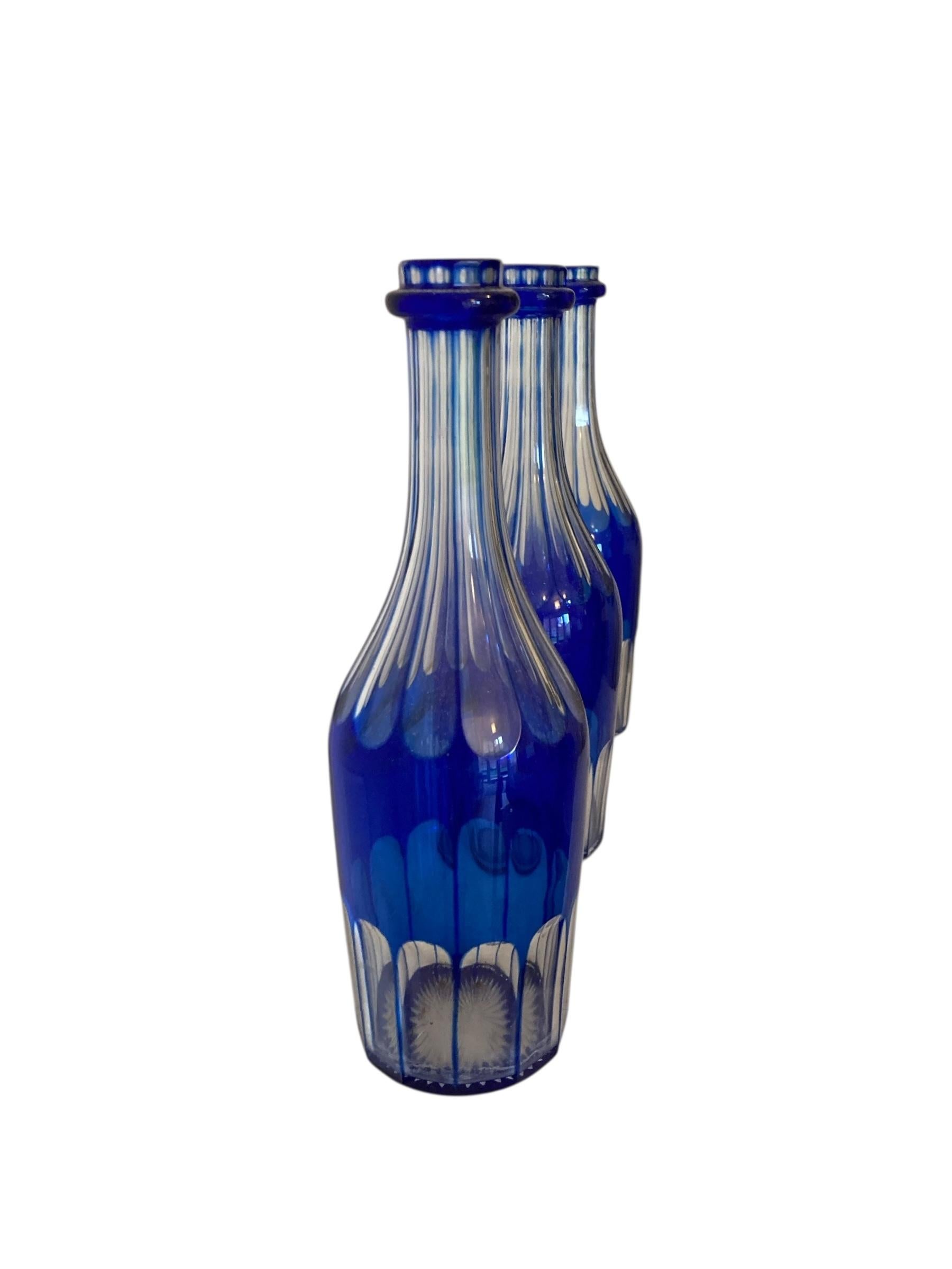 XIXe siècle Paire de carafes ou de bouteilles de service en verre bleu cobalt du 19ème siècle, vers 1860 en vente