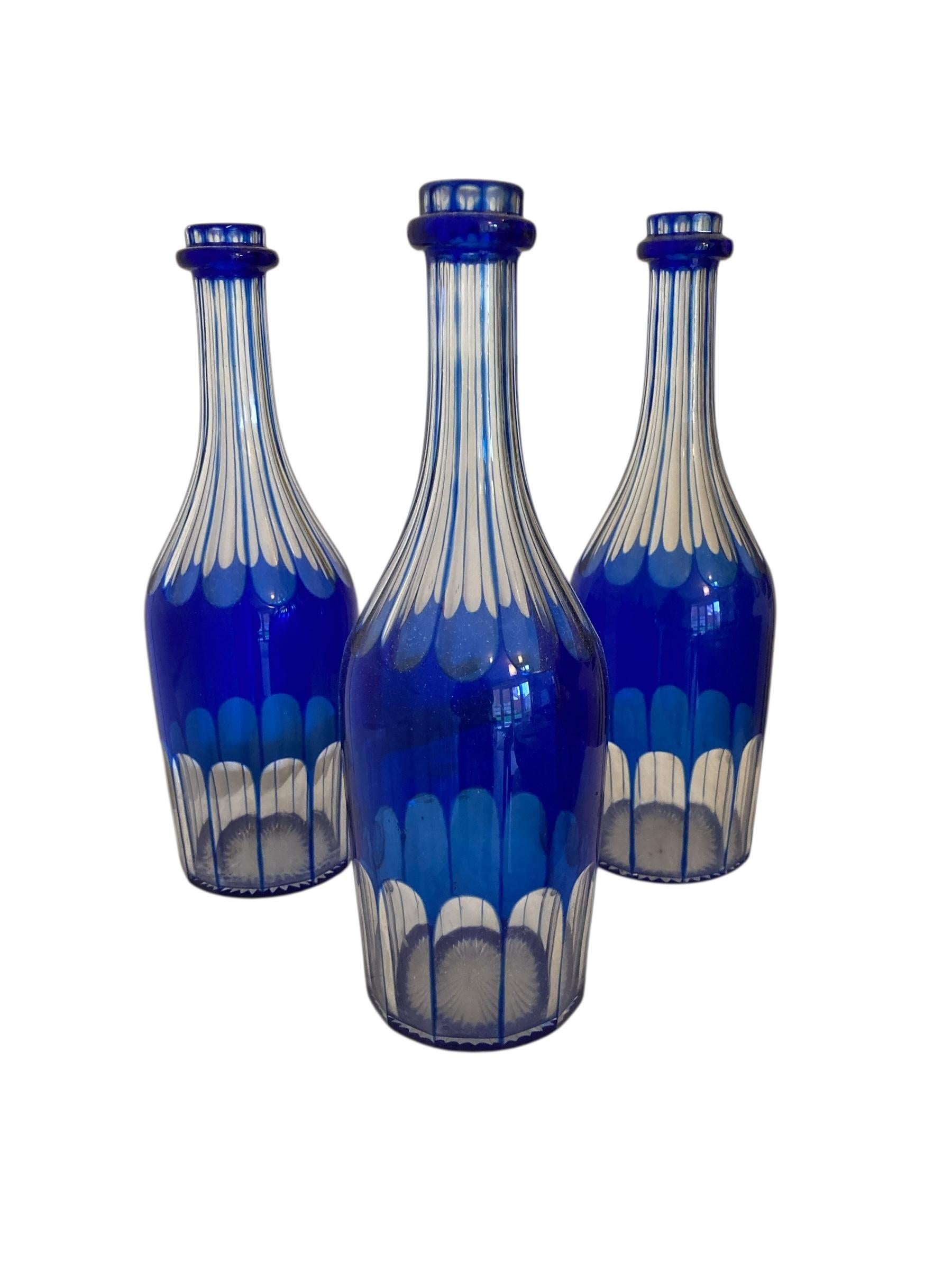Paire de carafes ou de bouteilles de service en verre bleu cobalt du 19ème siècle, vers 1860 en vente 1