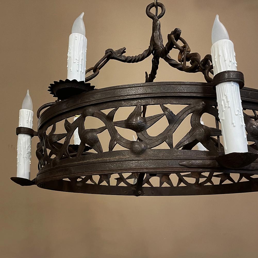 Coppia di lampadari francesi in ferro battuto del XIX secolo in vendita 3