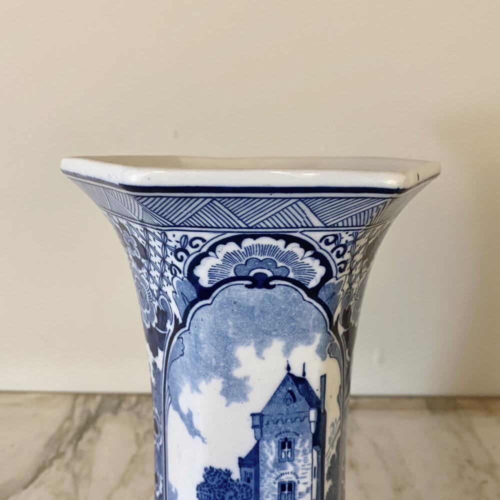 Pair of 19th Century Delft Blue and White Vases For Sale 1
