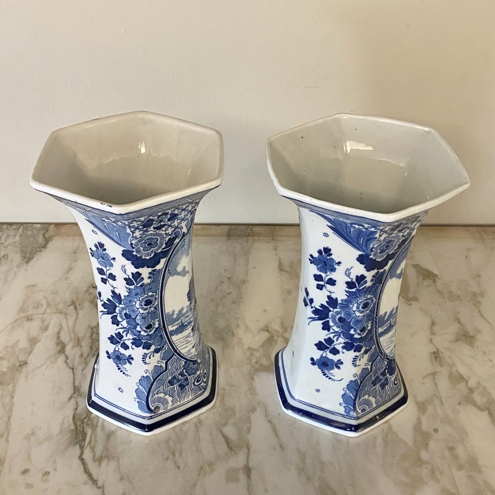 Hand-Painted Pair of 19th Century Delft Blue and White Vases For Sale