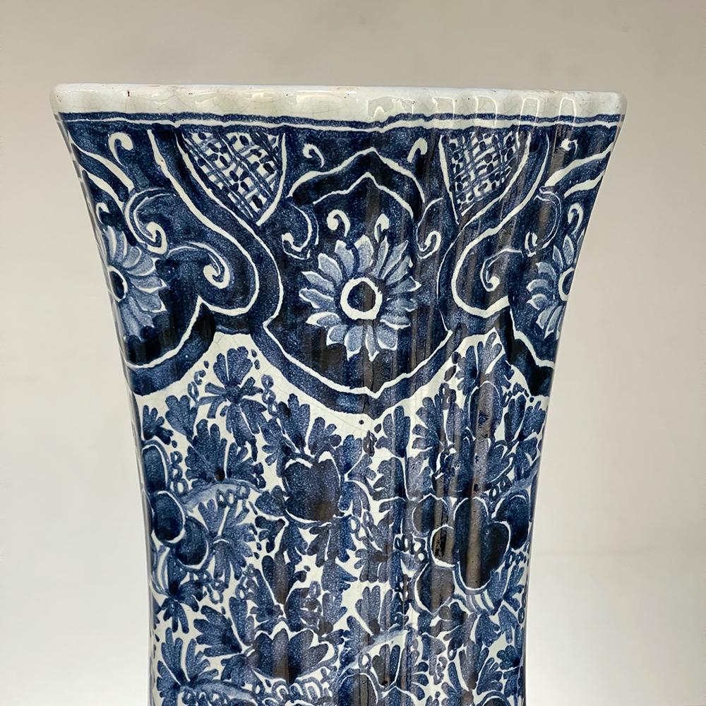 Coppia di vasi blu e bianchi dipinti a mano Delft del XIX secolo in vendita 4