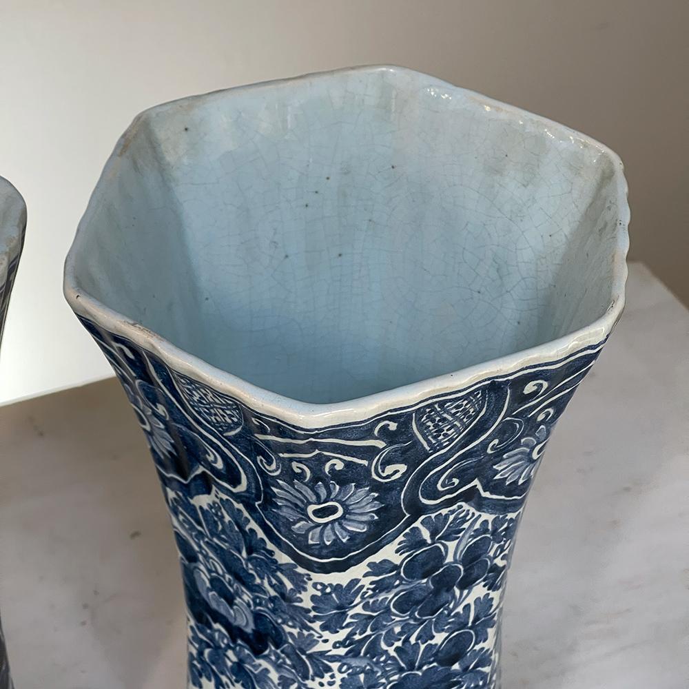 Paire de vases de Delft du 19ème siècle peints à la main en bleu et blanc en vente 7