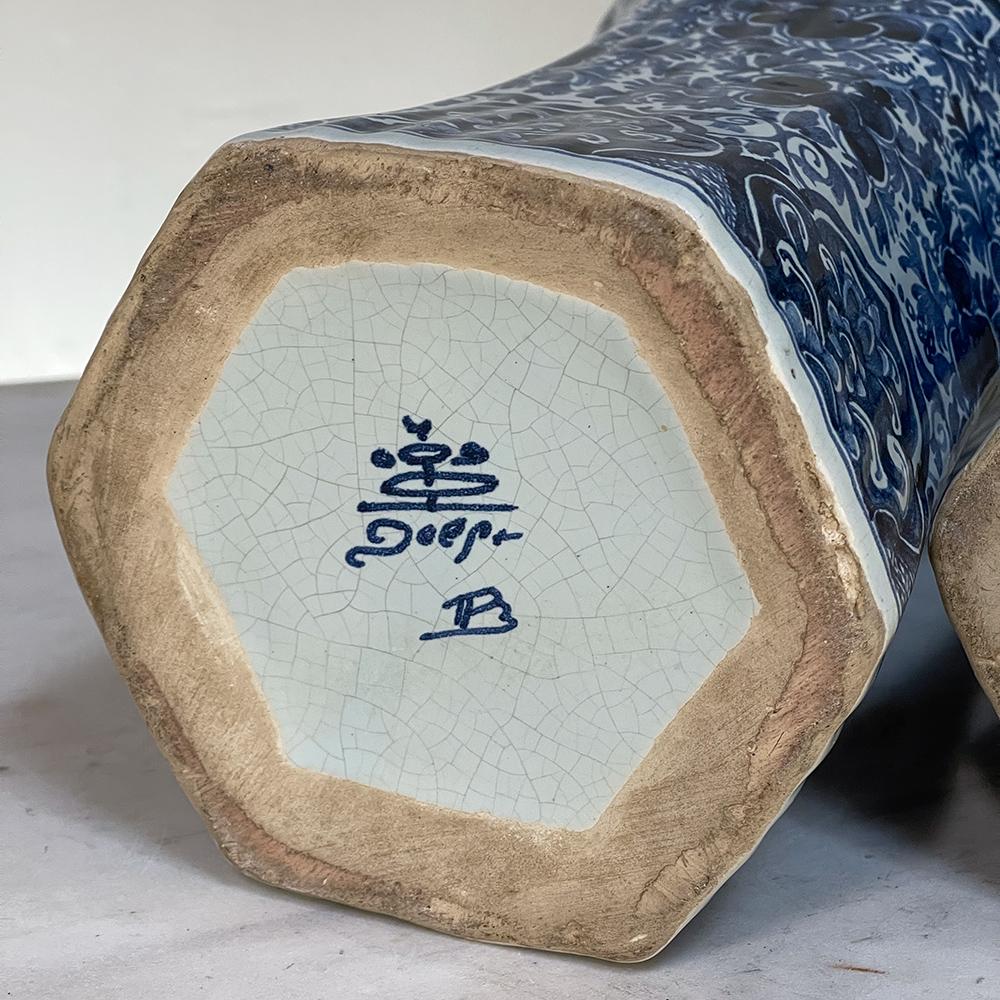 Coppia di vasi blu e bianchi dipinti a mano Delft del XIX secolo in vendita 10