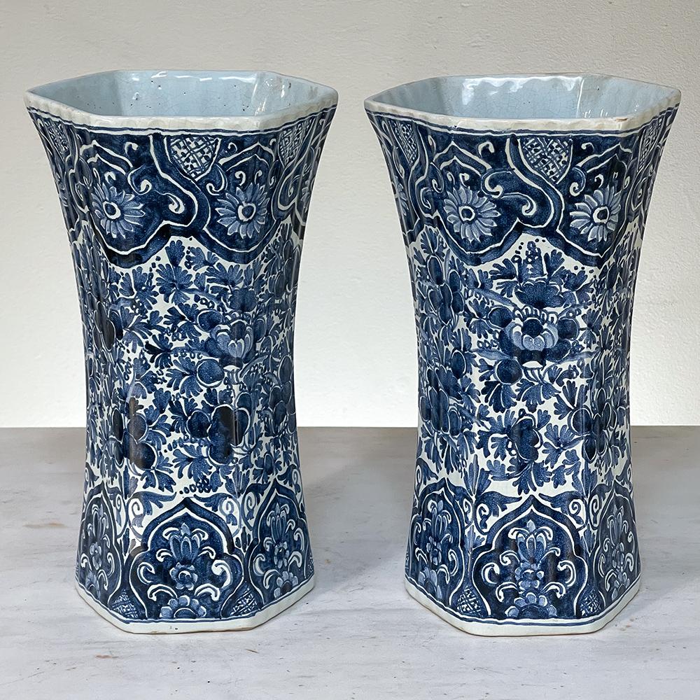 Olandese Coppia di vasi blu e bianchi dipinti a mano Delft del XIX secolo in vendita