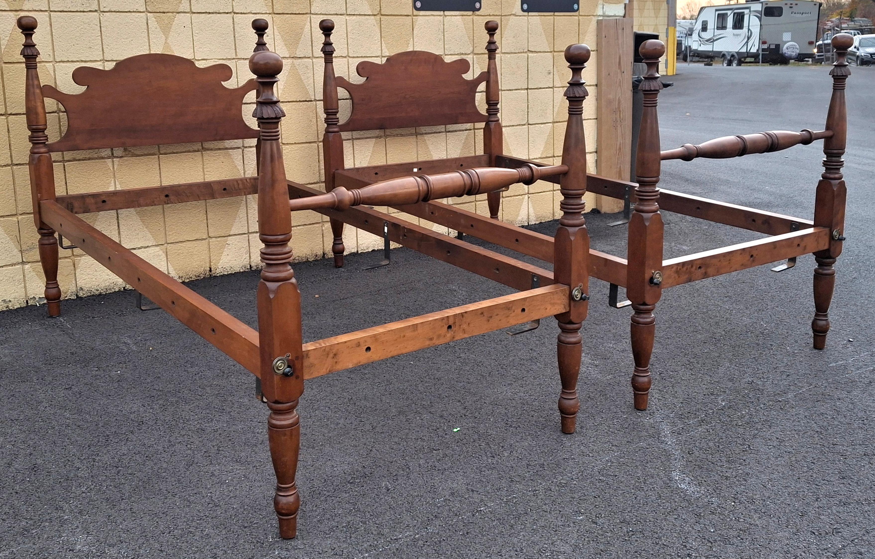 Coppia di telai in legno di noce del 19° secolo convertiti in telai per letto gemelli semi-poster in vendita 2