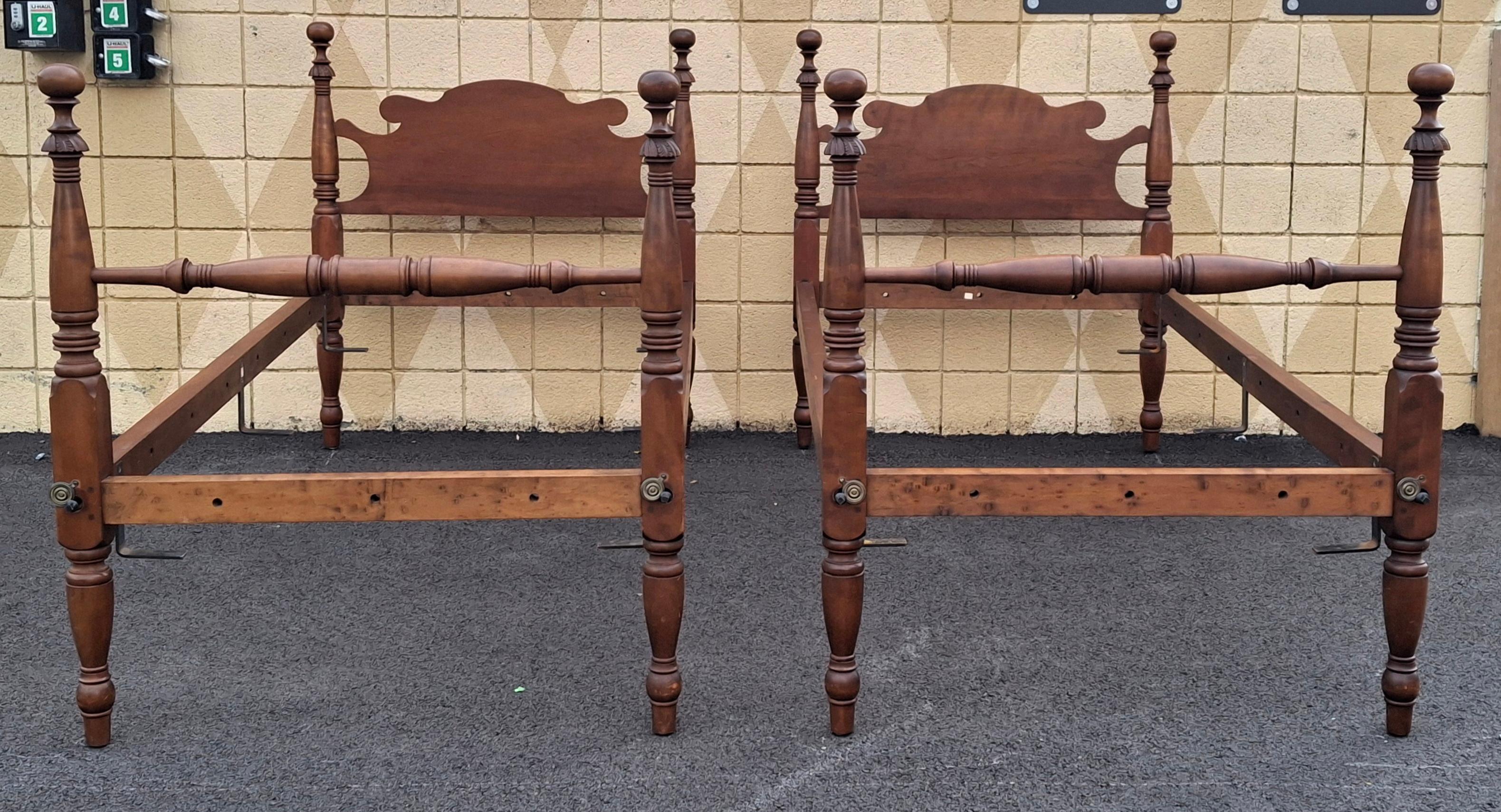 Coppia di telai in legno di noce del 19° secolo convertiti in telai per letto gemelli semi-poster in vendita 3