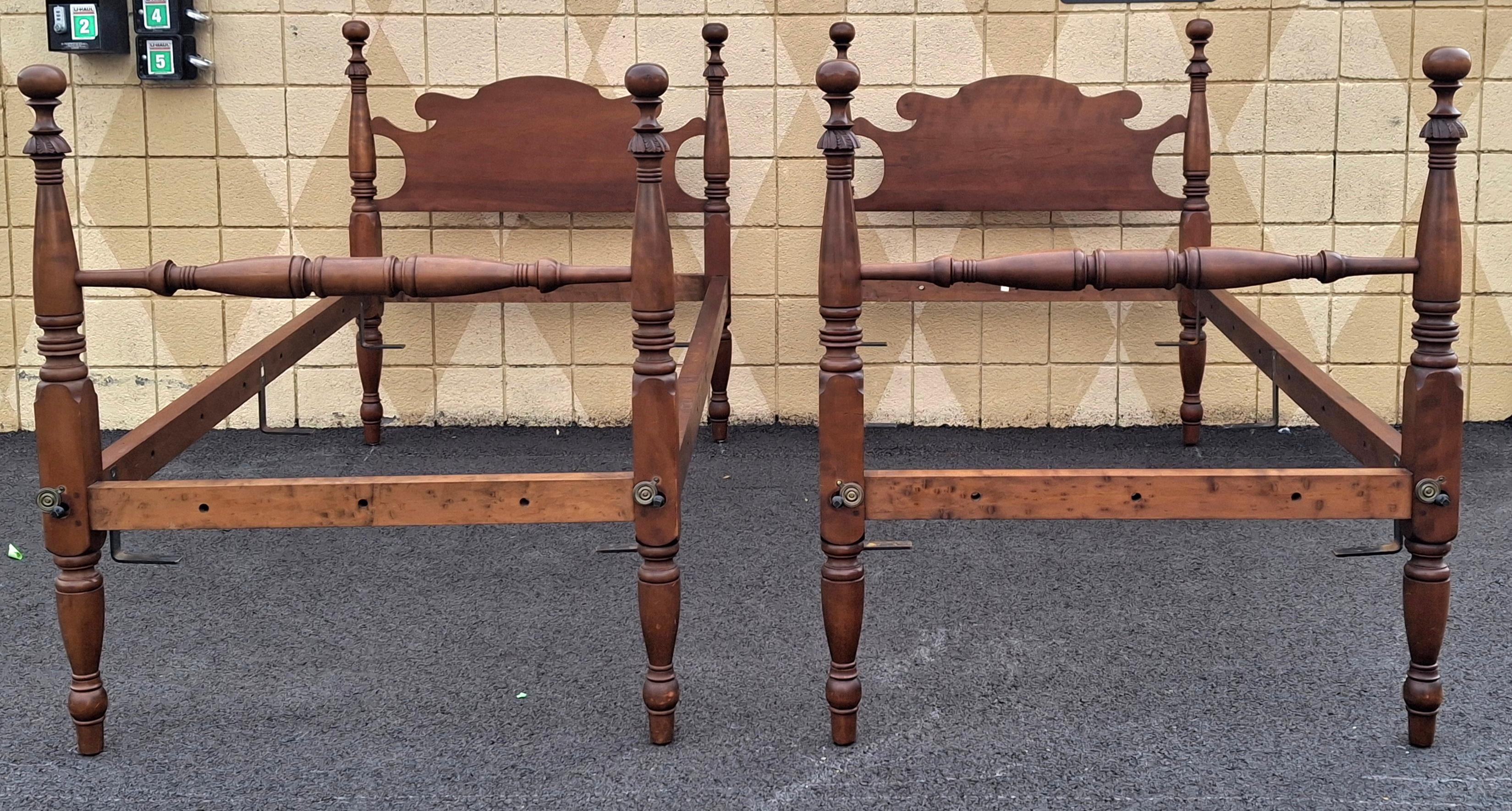 Coppia di telai in legno di noce del 19° secolo convertiti in telai per letto gemelli semi-poster in vendita 4