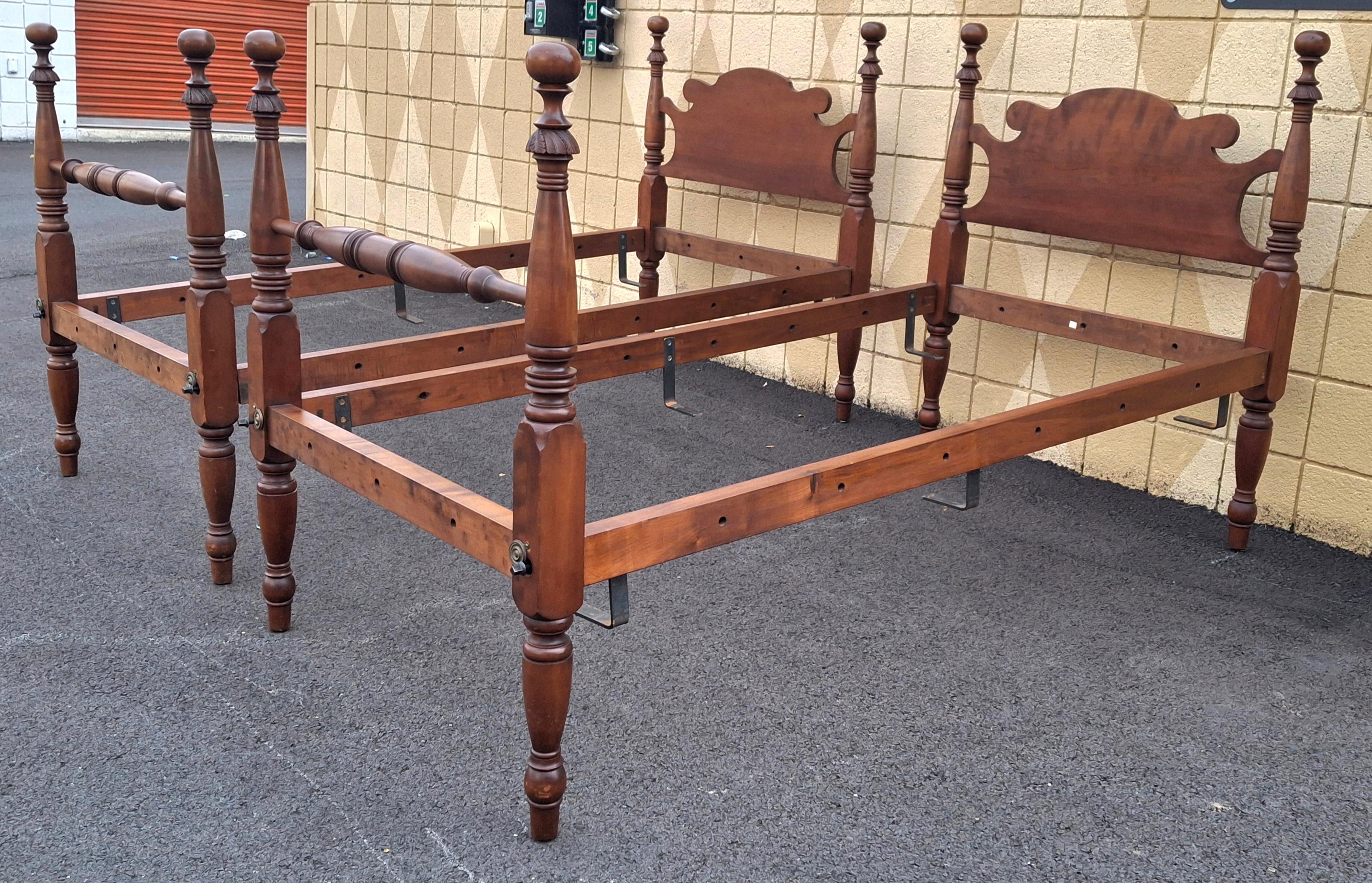 Coppia di telai in legno di noce del 19° secolo convertiti in telai per letto gemelli semi-poster in vendita 5