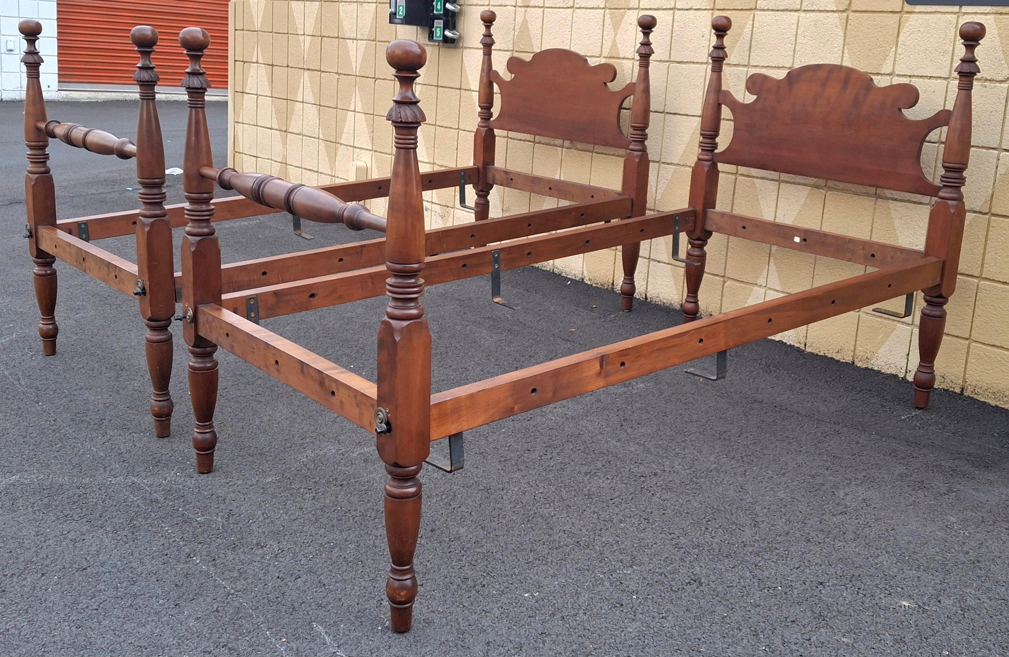 Coppia di telai in legno di noce del 19° secolo convertiti in telai per letto gemelli semi-poster in vendita 6