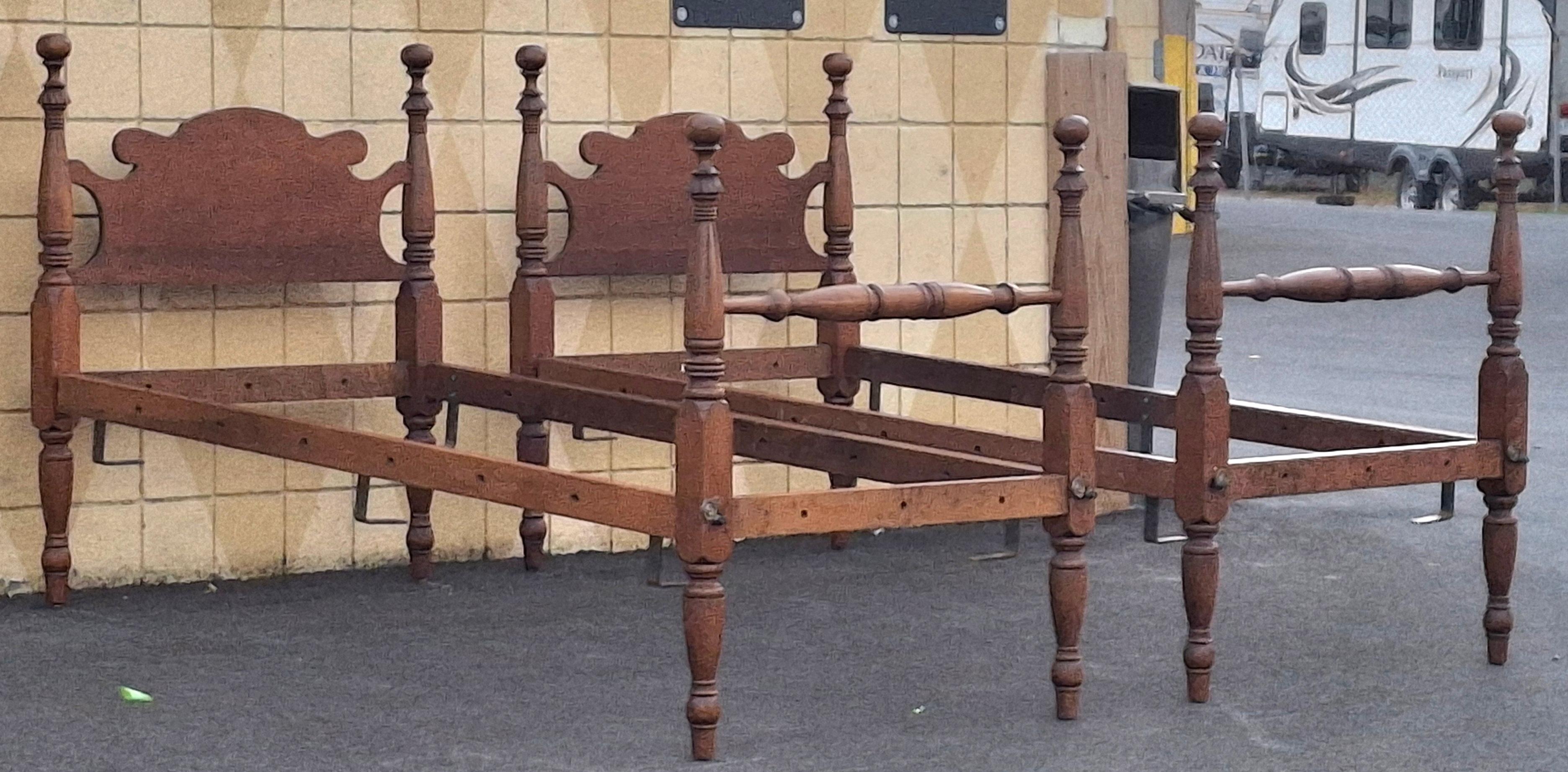 Coppia di telai in legno di noce del 19° secolo convertiti in telai per letto gemelli semi-poster in vendita 7