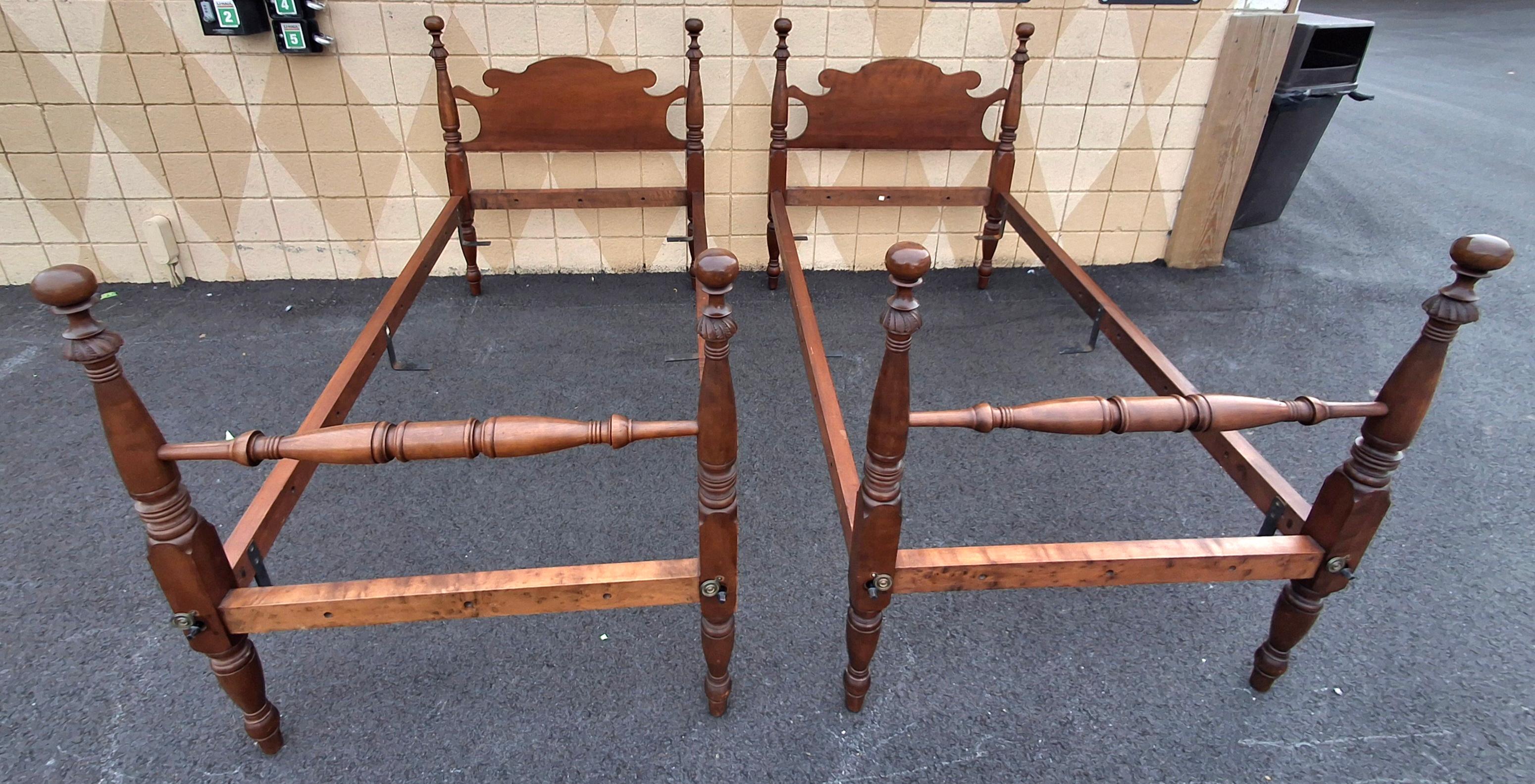 Una coppia di strutture per letti gemelli in legno di noce del 19° secolo, in stile americano, rimessa a nuovo. Le corde sono state eliminate e sostituite da staffe a 