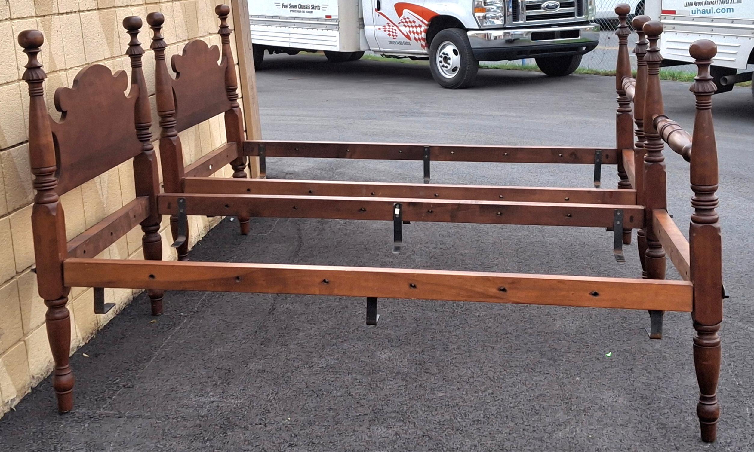 Vittoriano Coppia di telai in legno di noce del 19° secolo convertiti in telai per letto gemelli semi-poster in vendita