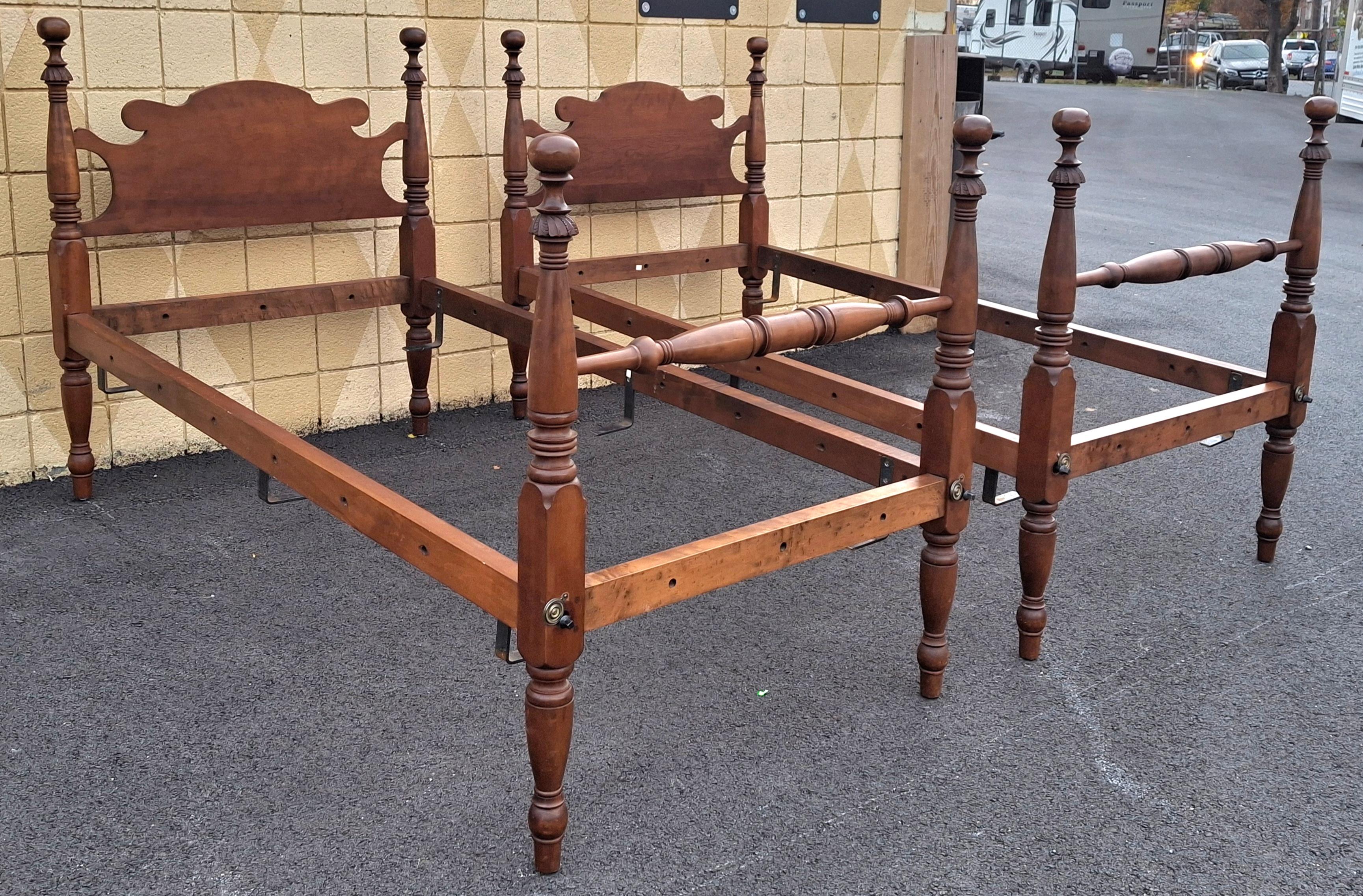 Americano Coppia di telai in legno di noce del 19° secolo convertiti in telai per letto gemelli semi-poster in vendita