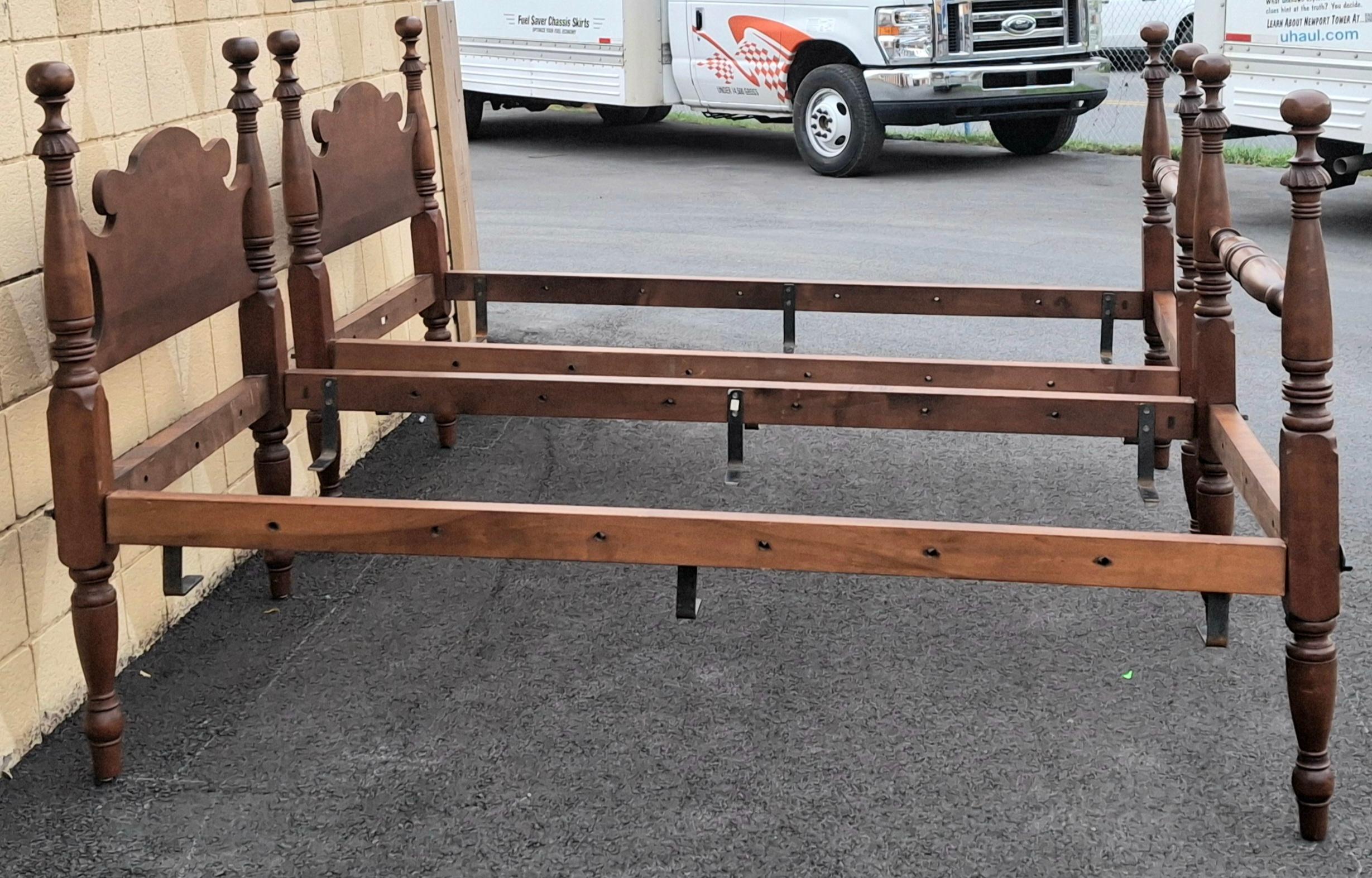 Altro Coppia di telai in legno di noce del 19° secolo convertiti in telai per letto gemelli semi-poster in vendita