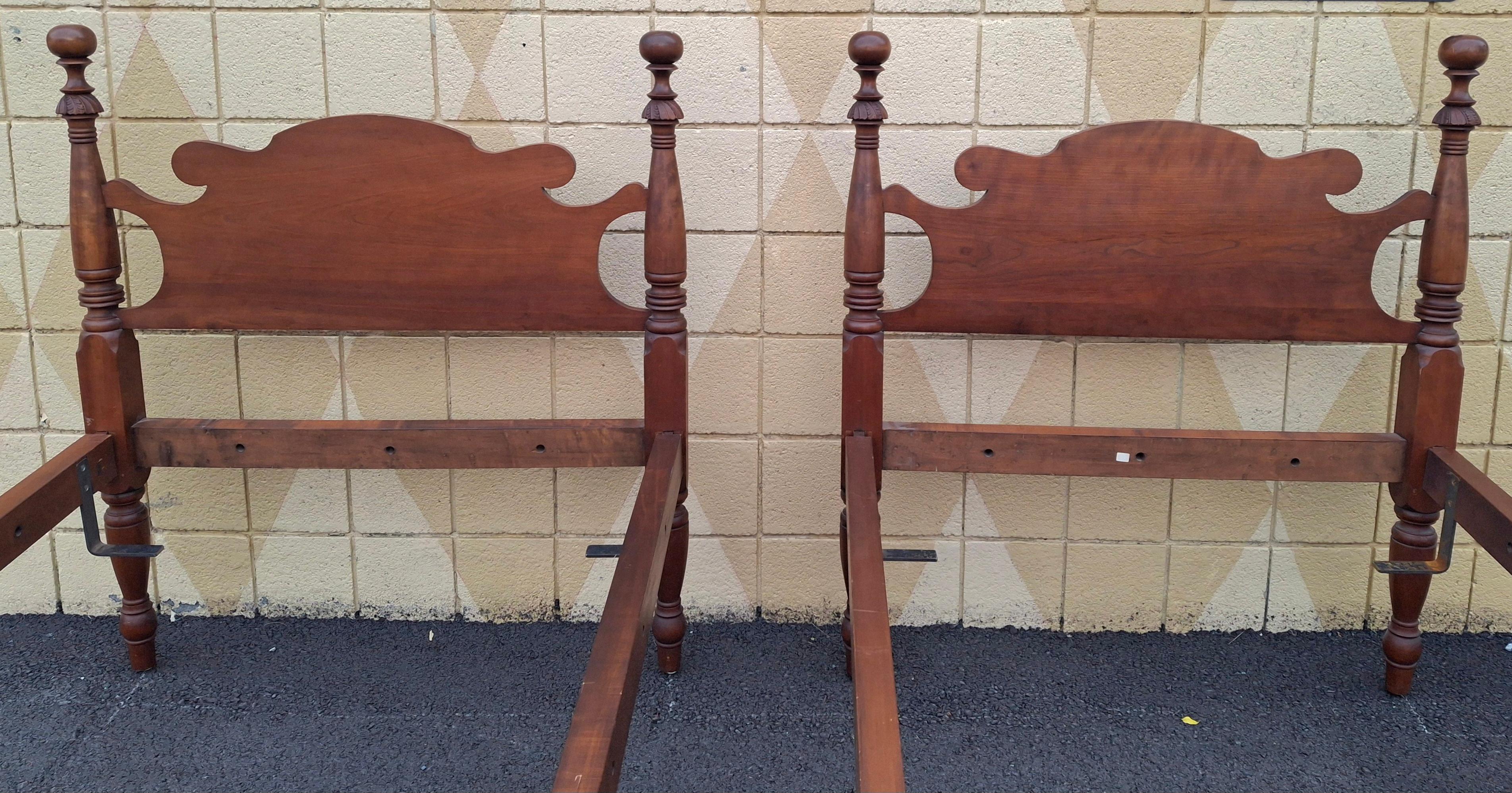 Coppia di telai in legno di noce del 19° secolo convertiti in telai per letto gemelli semi-poster In condizioni buone in vendita a Germantown, MD