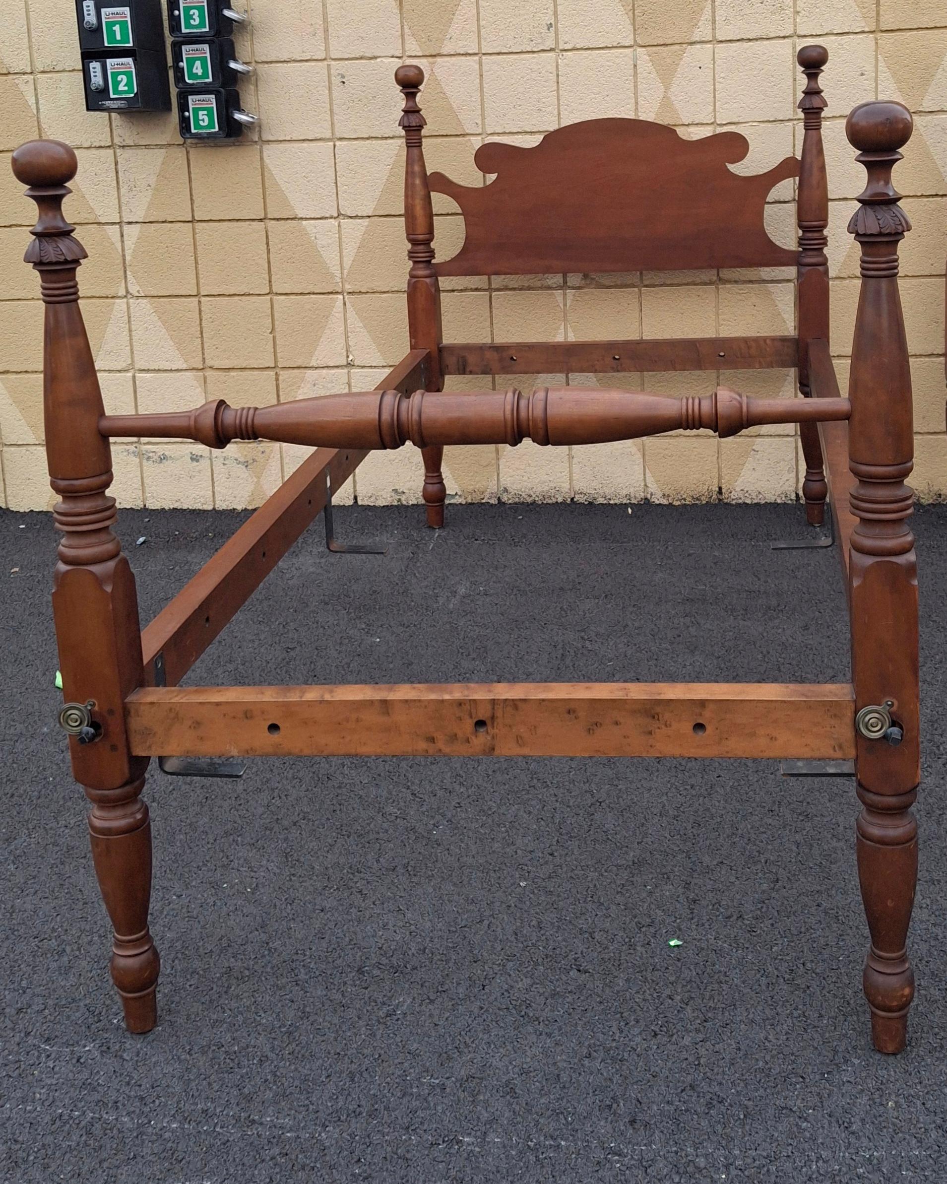 XIX secolo Coppia di telai in legno di noce del 19° secolo convertiti in telai per letto gemelli semi-poster in vendita