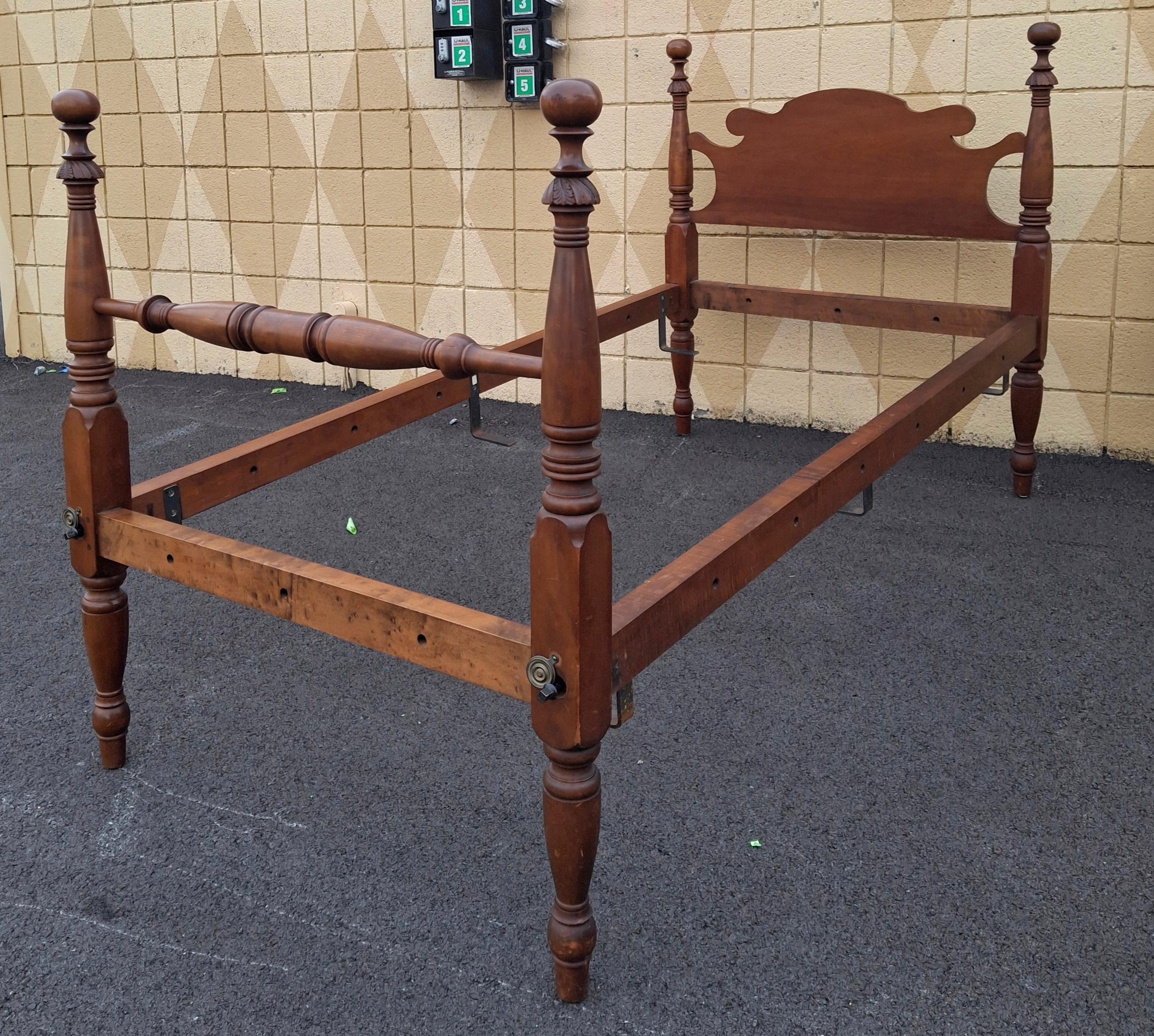 Noce Coppia di telai in legno di noce del 19° secolo convertiti in telai per letto gemelli semi-poster in vendita