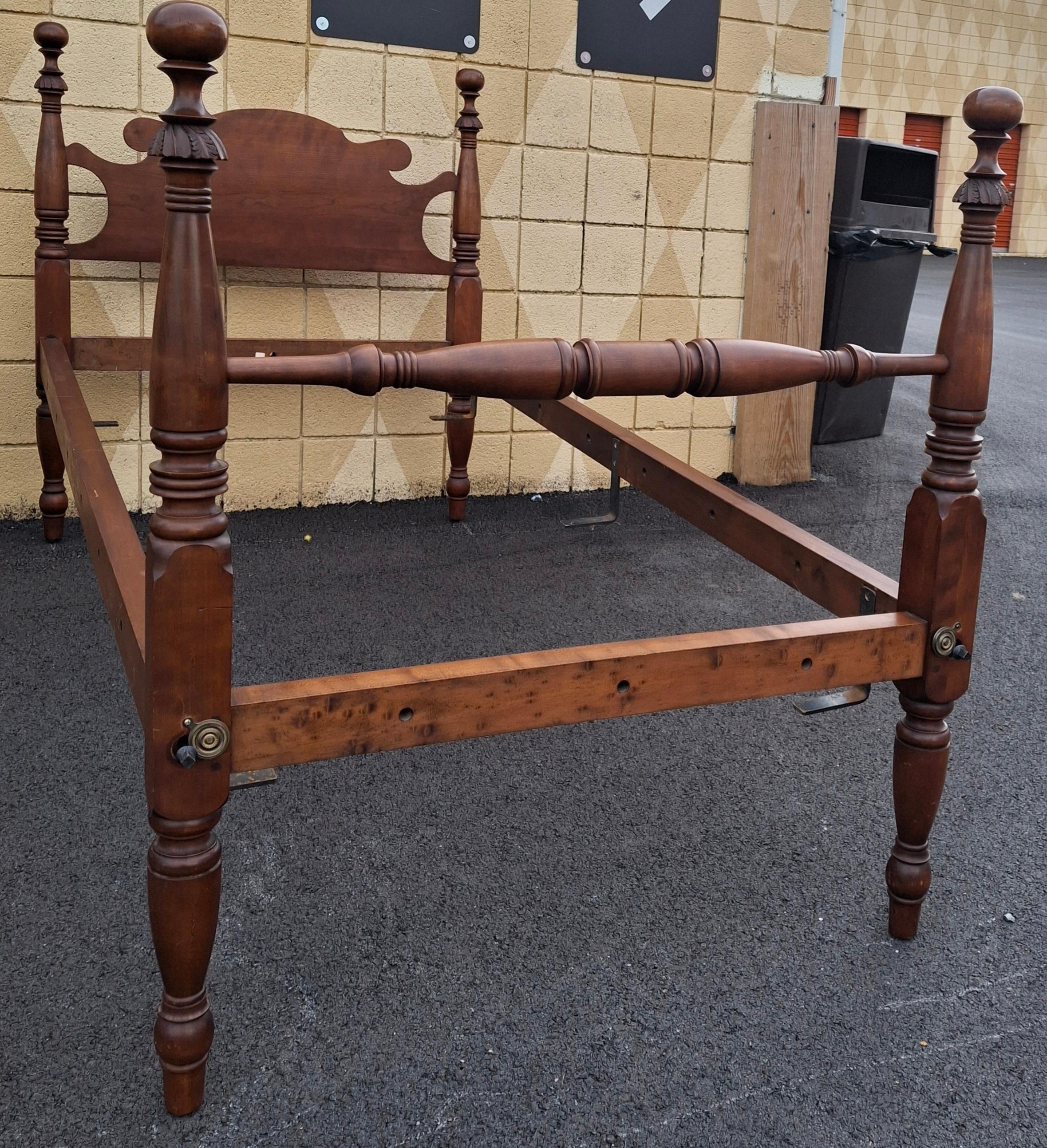 Coppia di telai in legno di noce del 19° secolo convertiti in telai per letto gemelli semi-poster in vendita 1