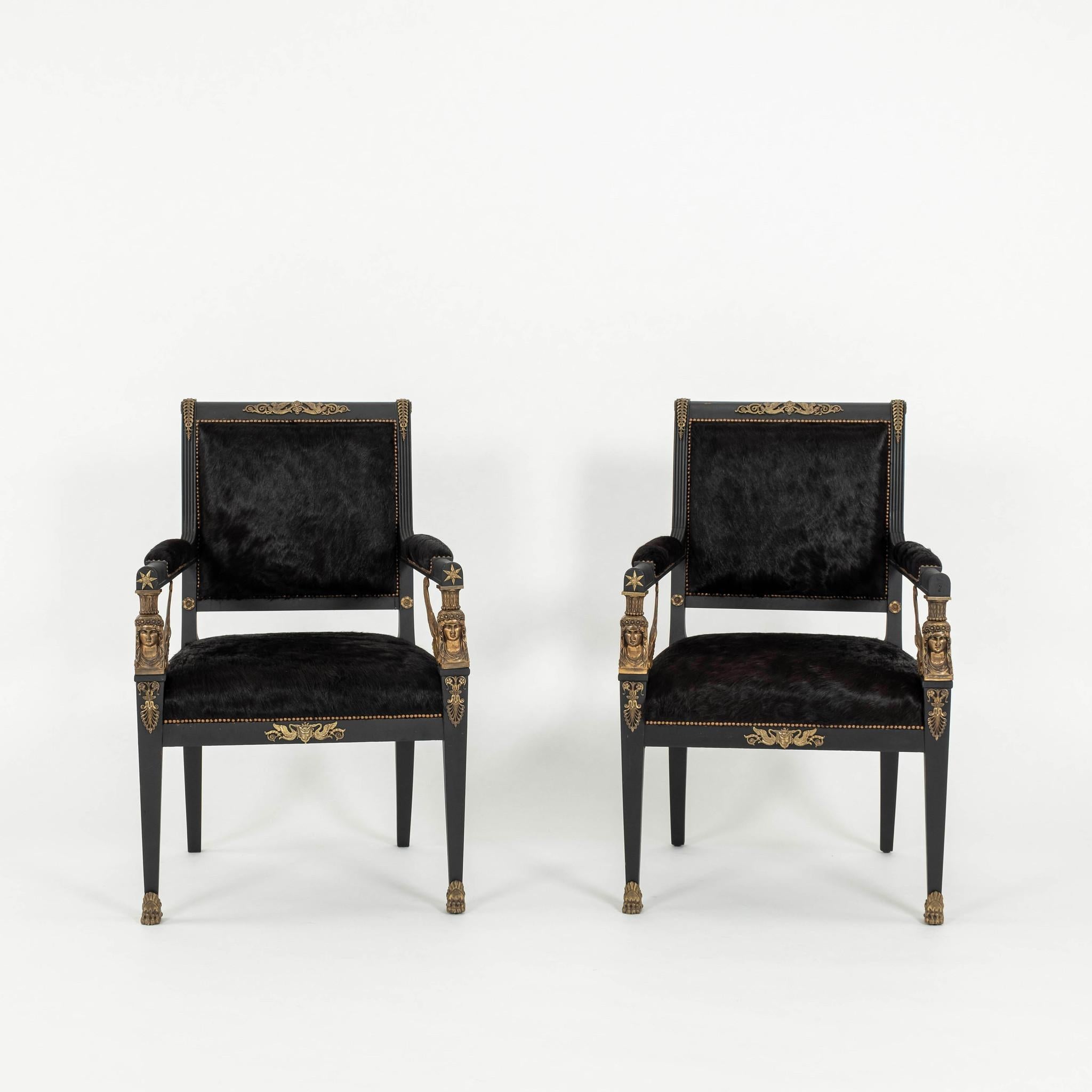 Paire de fauteuils de style Empire ébonisés du 19e siècle en cuir de poils noirs en vente 3