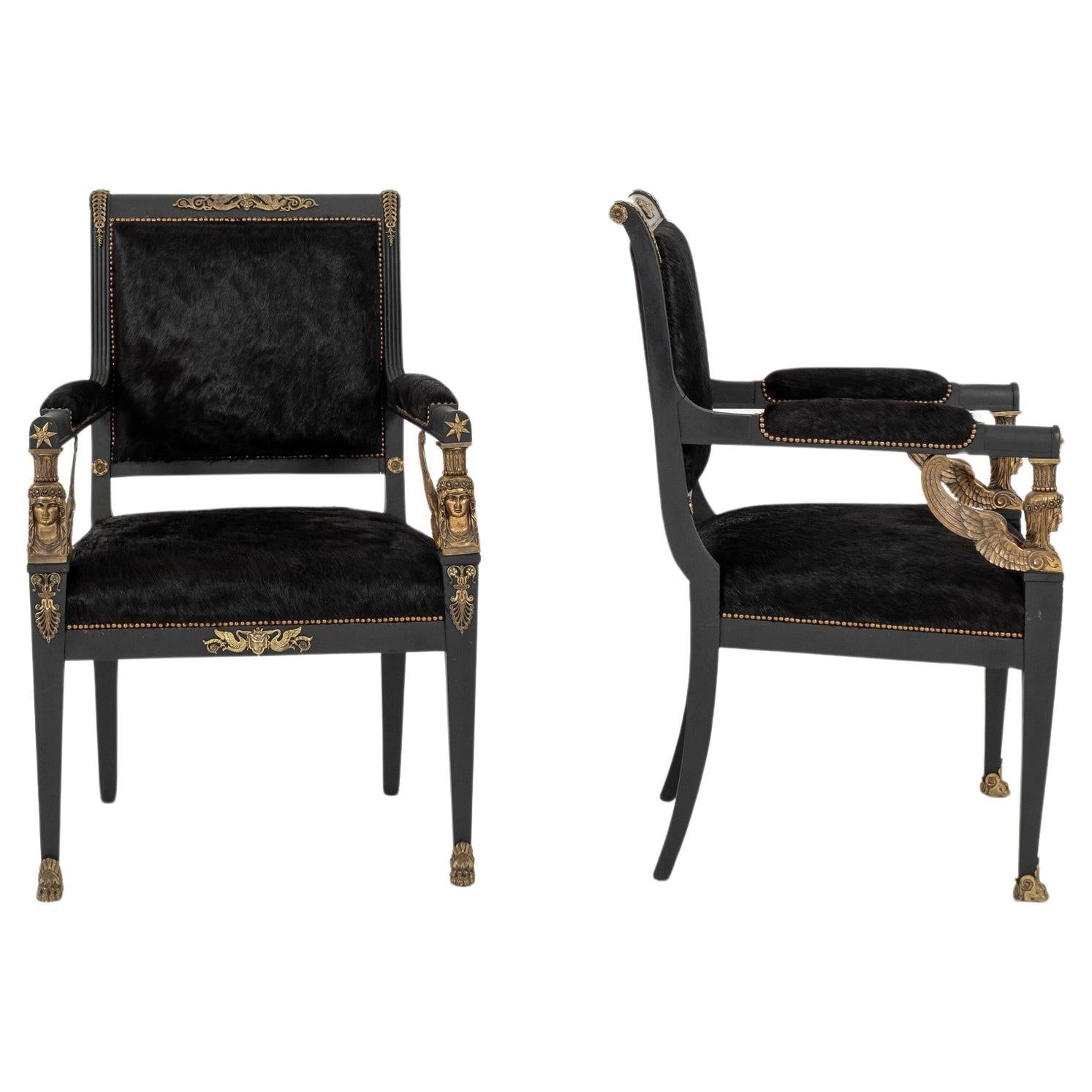Paire de fauteuils de style Empire en acajou ébonisé du 19ème siècle avec des cariatides ailées, nouvellement recouverts d'un cuir d'espresso profond.