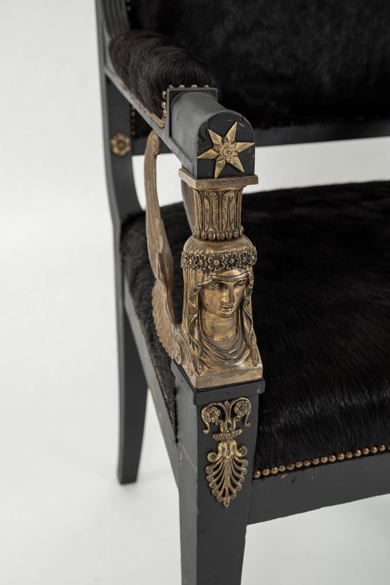 Paire de fauteuils de style Empire ébonisés du 19e siècle en cuir de poils noirs Bon état - En vente à Houston, TX