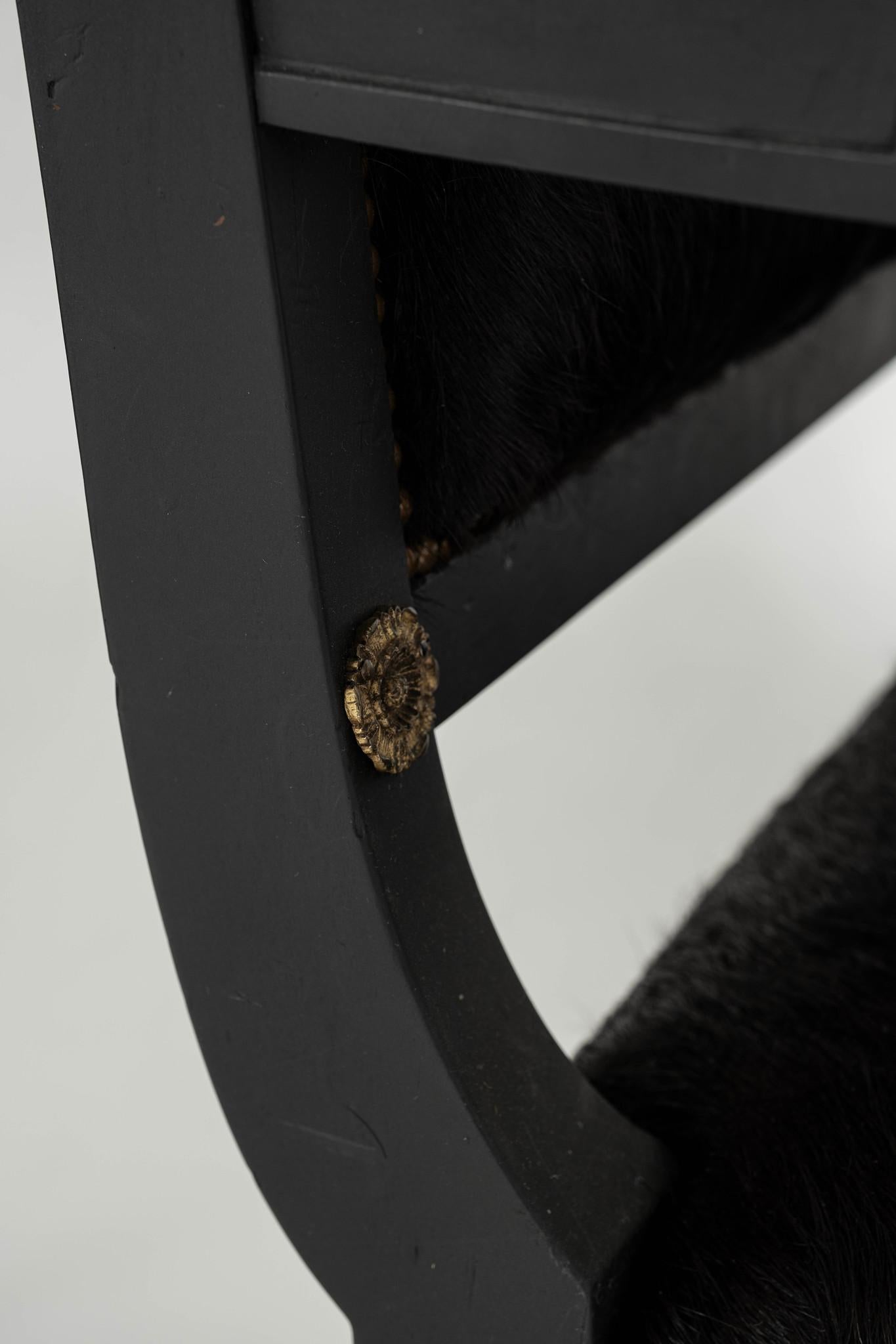 XIXe siècle Paire de fauteuils de style Empire ébonisés du 19e siècle en cuir de poils noirs en vente