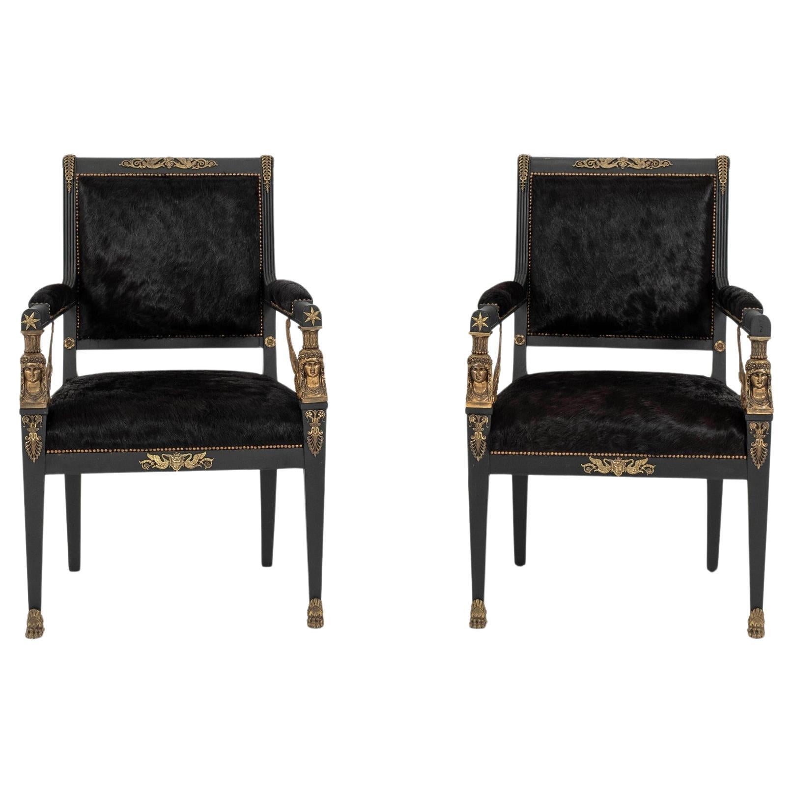 Paire de fauteuils de style Empire ébonisés du 19e siècle en cuir de poils noirs en vente