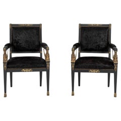 Paar ebonisierte Sessel aus schwarzem Haarfell im Empire-Stil des 19. Jahrhunderts