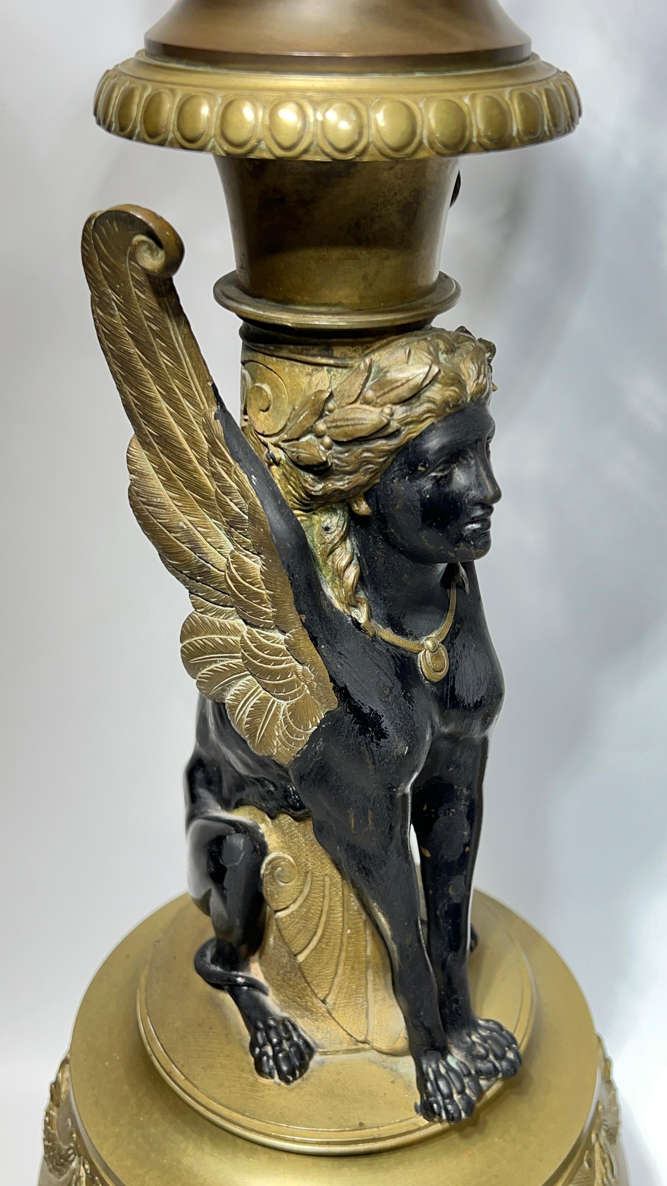 Doré Paire de lampes de table en bronze Revive égyptiennes du 19e siècle en vente