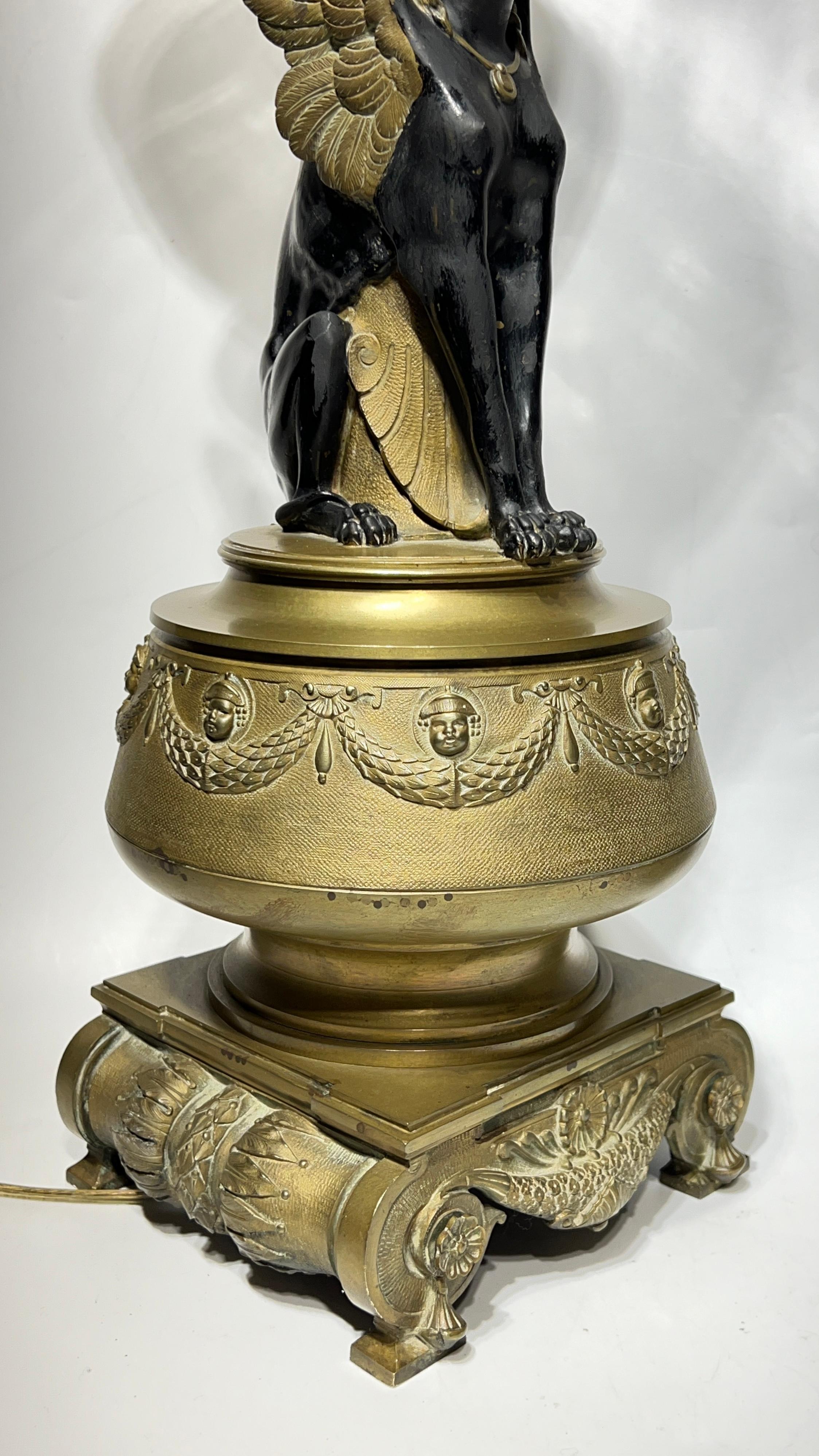 XIXe siècle Paire de lampes de table en bronze Revive égyptiennes du 19e siècle en vente