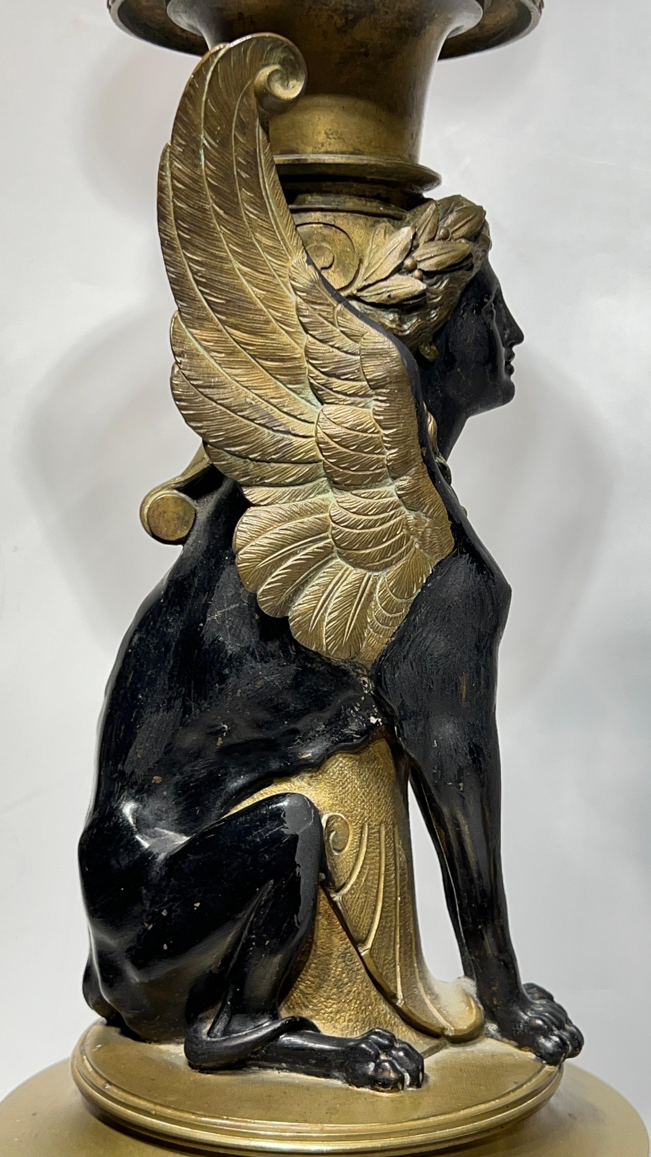 Bronze Paire de lampes de table en bronze Revive égyptiennes du 19e siècle en vente