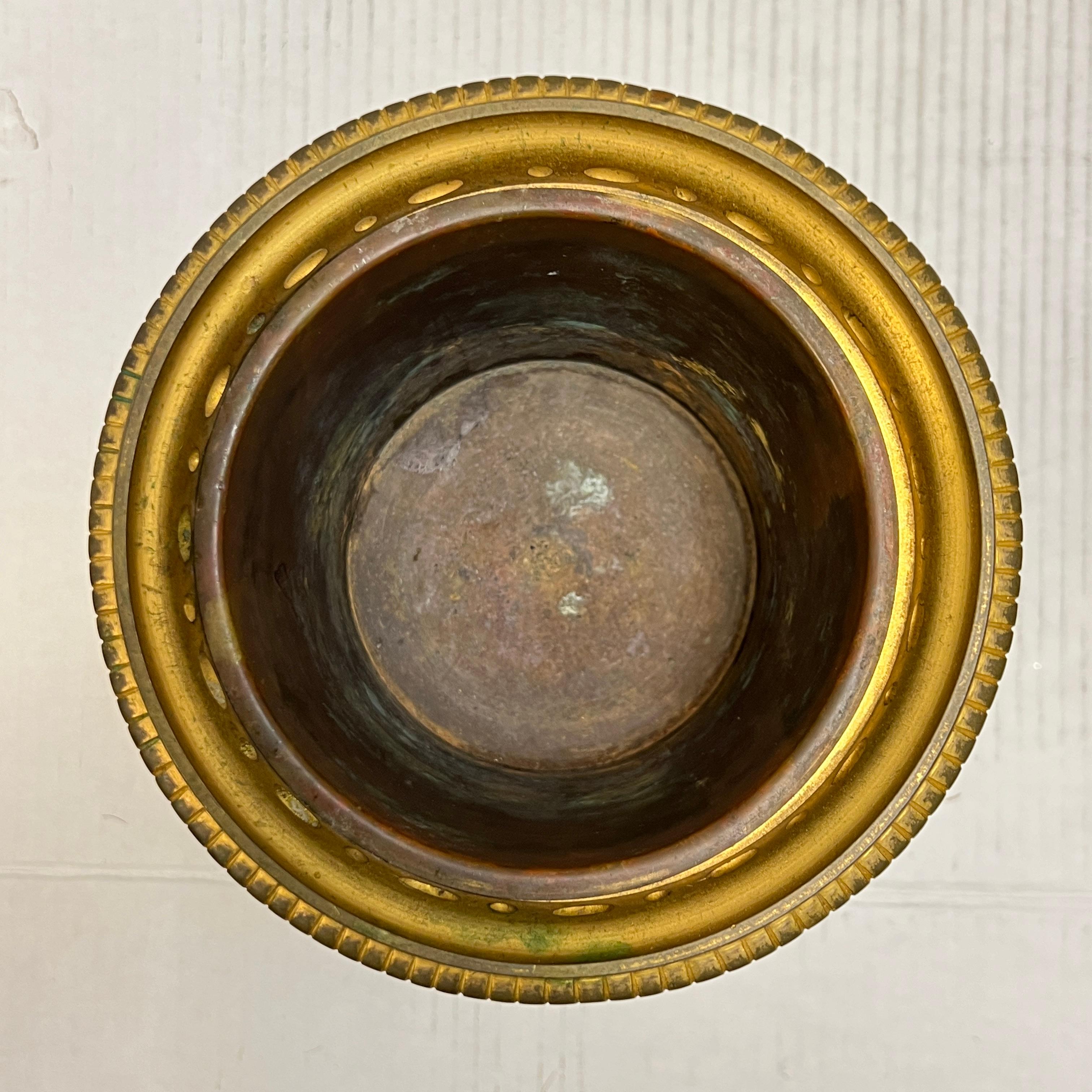 Coppia di vasi in bronzo dorato del XIX secolo del periodo del Rinascimento egiziano in vendita 7