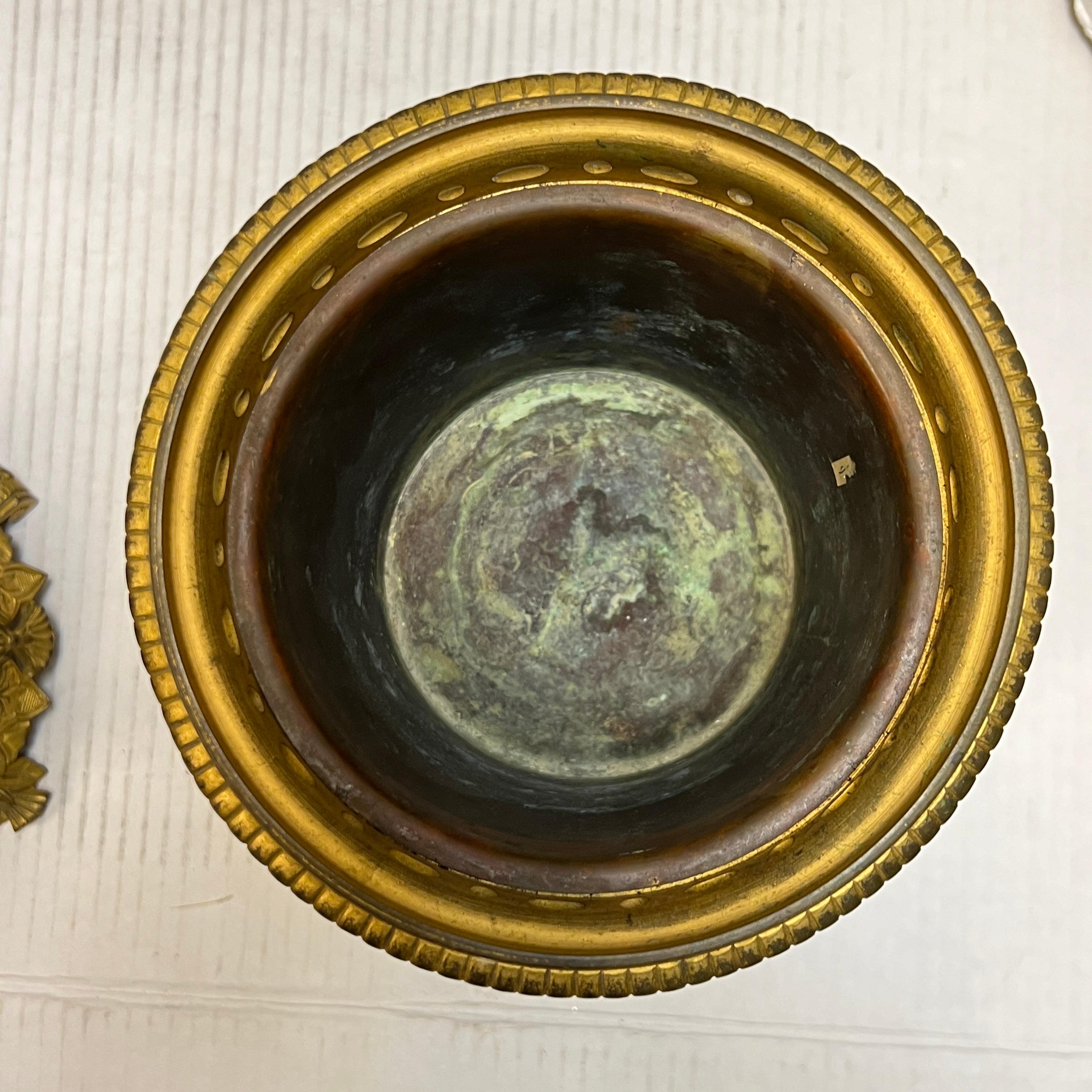 Coppia di vasi in bronzo dorato del XIX secolo del periodo del Rinascimento egiziano in vendita 8