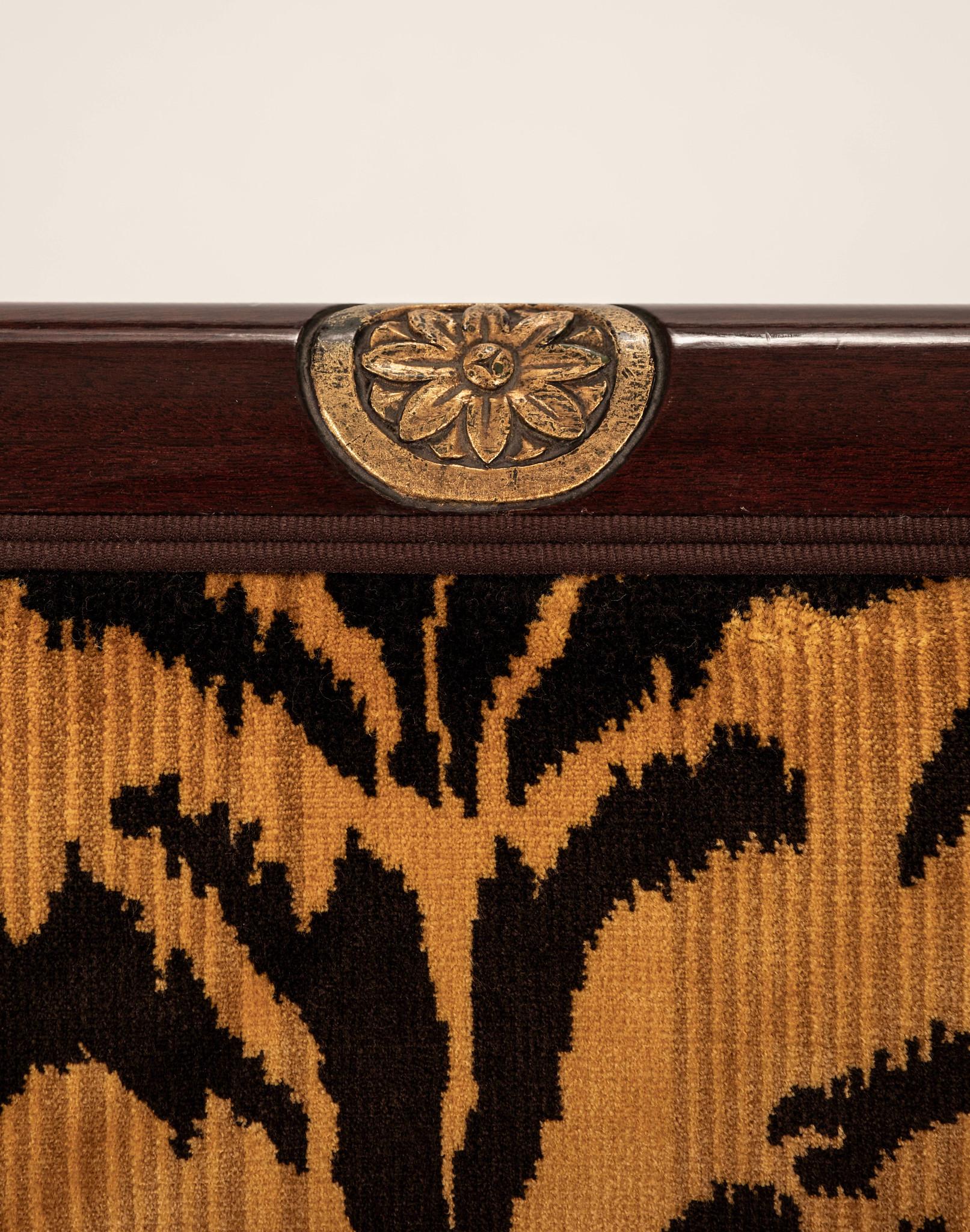 Paire de chaises Bergère Empire du XIXe siècle en velours tigré Scalamandré en vente 4
