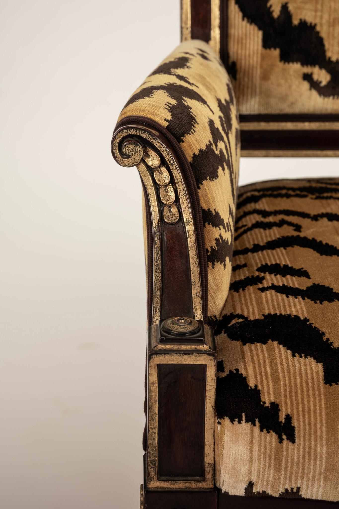 Paire de chaises Bergère Empire du XIXe siècle en velours tigré Scalamandré en vente 5
