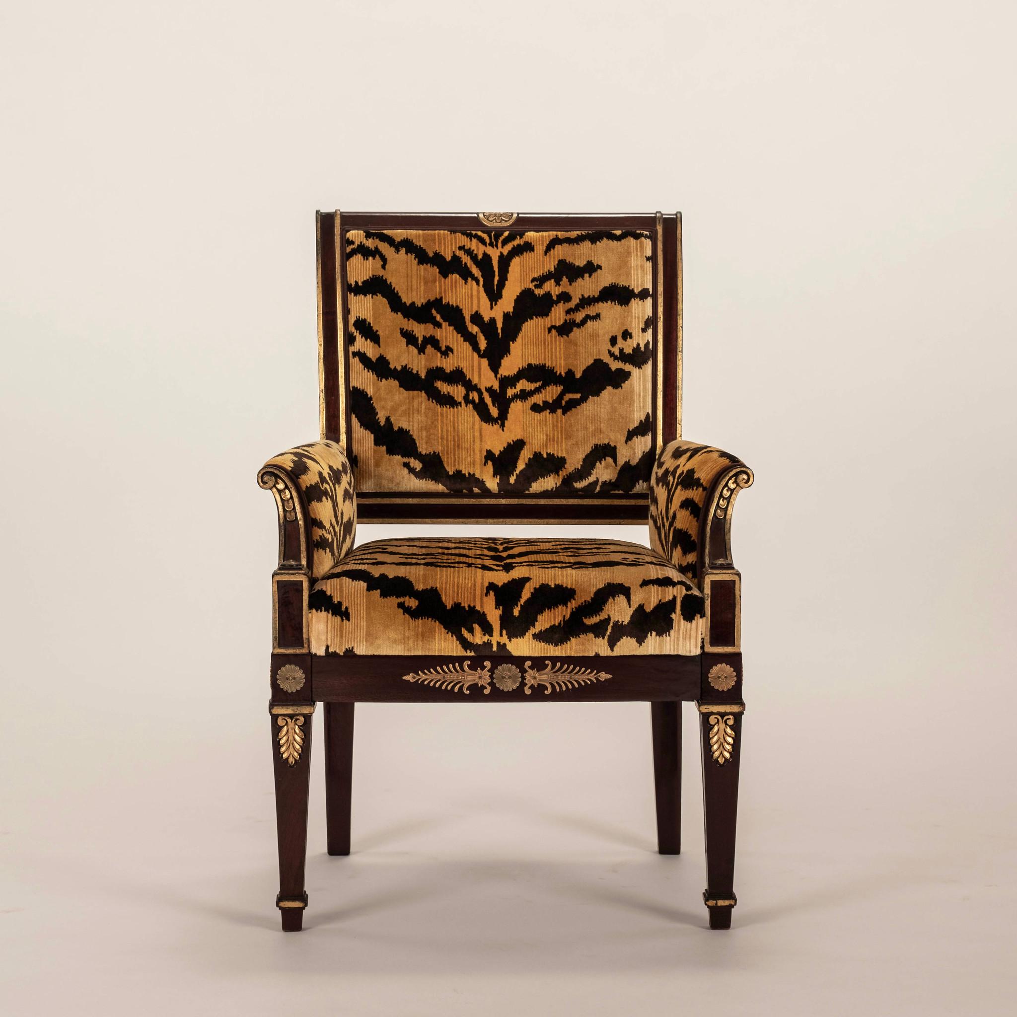 Paire de petites chaises Empire italiennes en velours tigré du 19e siècle, composées d'acajou et d'accents dorés, et nouvellement tapissées de velours tigré.